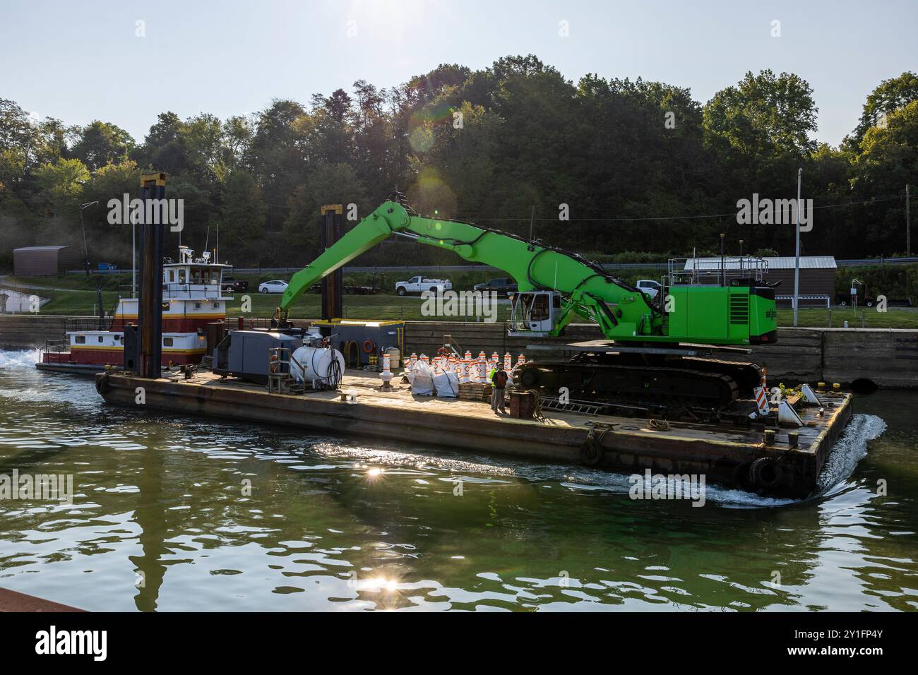 Ein Schleppboot und eine Binnenschiffsschleuse durch die Monongahela River Locks and Dam 3 in Elizabeth, Pennsylvania, 5. September 2024. Das U.S. Army Corps of Engineers Pittsburgh District eröffnete am Donnerstag, 5. September, einen 100 Fuß breiten Navigationskanal für Handelsschiffe durch die Mitte des Damms bei den Monongahela River Locks und Dam 3 in der Nähe von Elizabeth, Pennsylvania. Das erste kommerzielle Schiff fuhr am Morgen durch den Kanal. Der Kanal verfügt über eine 56-Fuß-Breitenbegrenzung und eine 9-Fuß-Zugbegrenzung. Der gewerbliche Verkehr kann die Schließkammer weiterhin nutzen, während er dem folgt Stockfoto