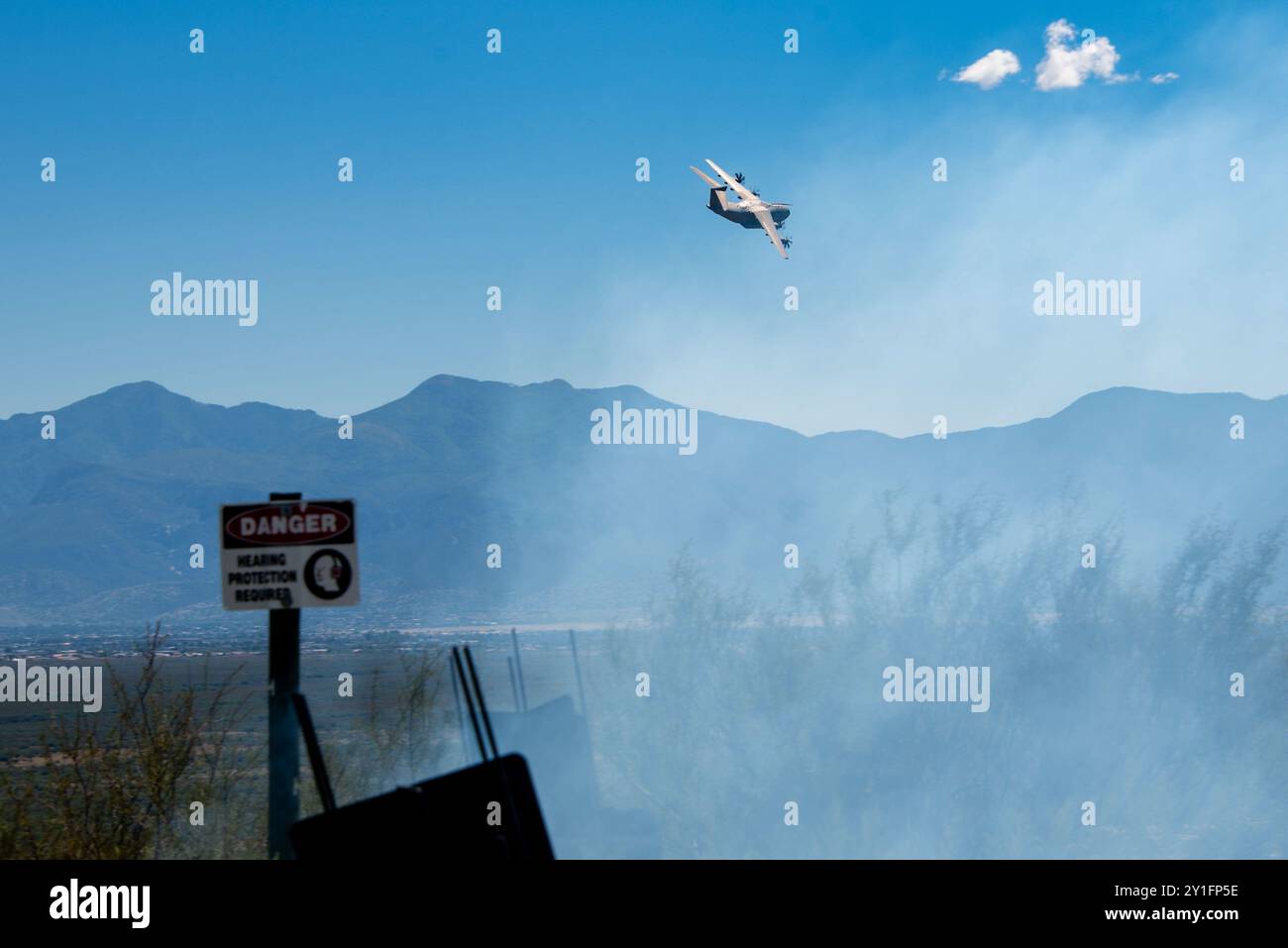 Eine deutsche Luftwaffe A400M aus dem Lufttransportflügel 62 der Bundeswehr entgeht GTR-18A Smokey Sam’s während eines Proptoberfest-Trainings in Fort Huachuca, Arizona, am 5. September 2024. Das gemeinsame Training in Übung Proptoberfest zwischen den 182. Luftbrücke C-130s der Illinois Air National Guard und den A400M der deutschen Luftwaffe stärkt die NATO-Allianz, aufbauend auf der erfolgreichen Zusammenarbeit während der Air Defender 23 Übung und unterstreicht die strategische Bedeutung von Partnerschaften für die Aufrechterhaltung der globalen Sicherheit im Einklang mit der National Defense Strategy 2022. (U.S. Air National Guard Stockfoto