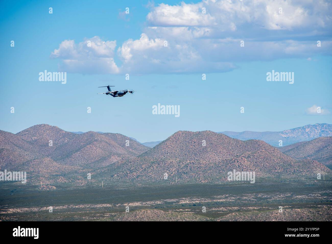 Eine deutsche Luftwaffe A400M aus dem Lufttransportflügel 62 der Bundeswehr fliegt am 5. September 2024 in einem Proptoberfest-Training in Fort Huachuca, Arizona, in bergigem Wüstengelände. Das gemeinsame Training in Übung Proptoberfest zwischen den 182. Luftbrücke C-130s der Illinois Air National Guard und den A400M der deutschen Luftwaffe stärkt die NATO-Allianz, aufbauend auf der erfolgreichen Zusammenarbeit während der Air Defender 23 Übung und unterstreicht die strategische Bedeutung von Partnerschaften für die Aufrechterhaltung der globalen Sicherheit im Einklang mit der National Defense Strategy 2022. (U.S. Air Nation Stockfoto