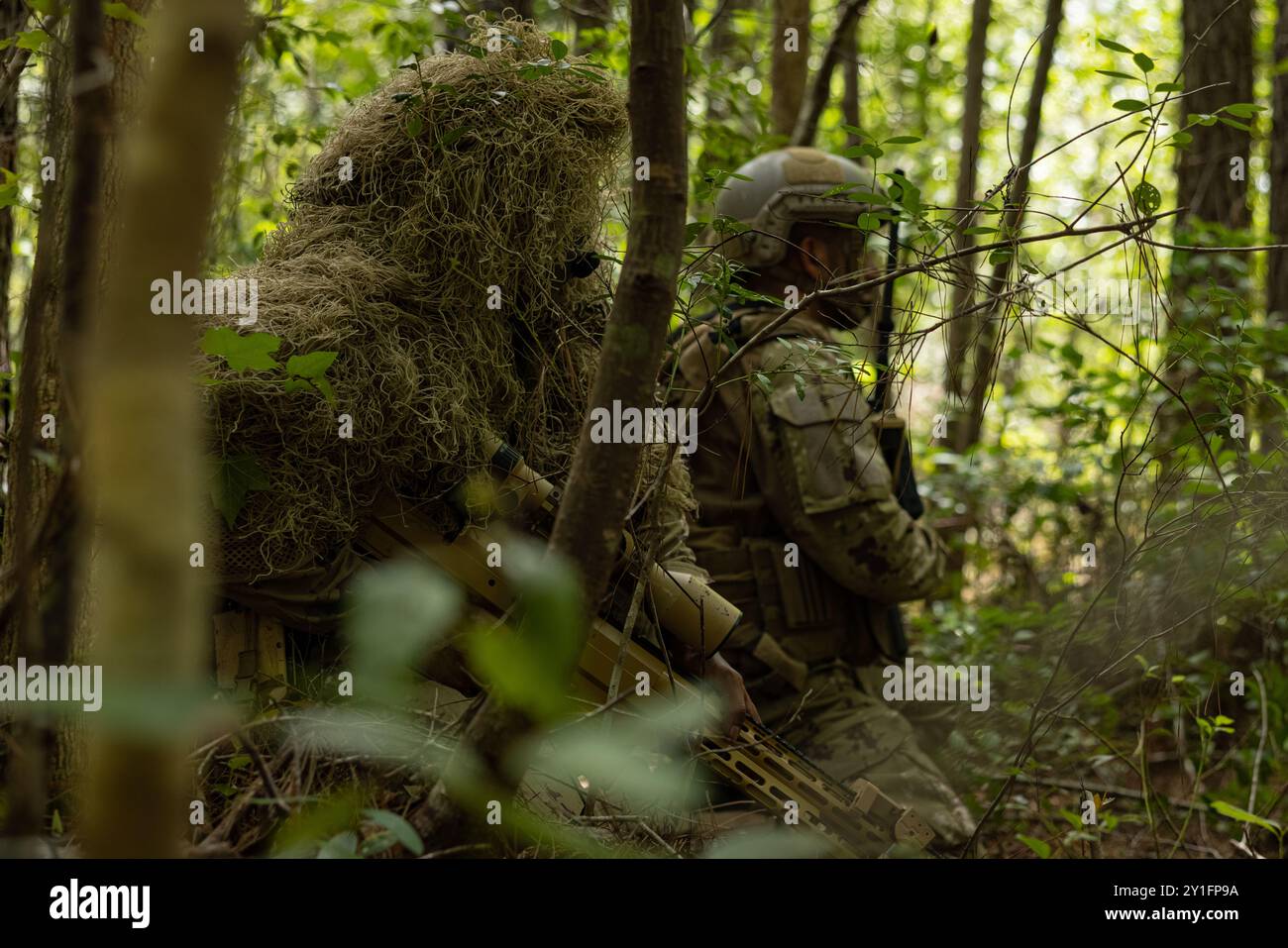 Soldaten der Al Forsan Brigade der Vereinigten Arabischen Emirate führen einen simulierten kombinierten Angriff mit Marines des 2. Bataillons, 2. Marine-Regiment, 2. Marine-Division, als Teil des Unit Enhancement Training 24-2 im Marine Corps Base Camp Lejeune, North Carolina, am 31. Juli 2024 durch. UET 24-2 ist eine bilaterale militärische Übung, die die Interoperabilität stärken und auf den langjährigen militärischen Beziehungen zwischen den US-Marines und den Soldaten der Vereinigten Arabischen Emirate aufbauen soll. (Foto des U.S. Marine Corps von CPL. Emily Hazelbaker) Stockfoto