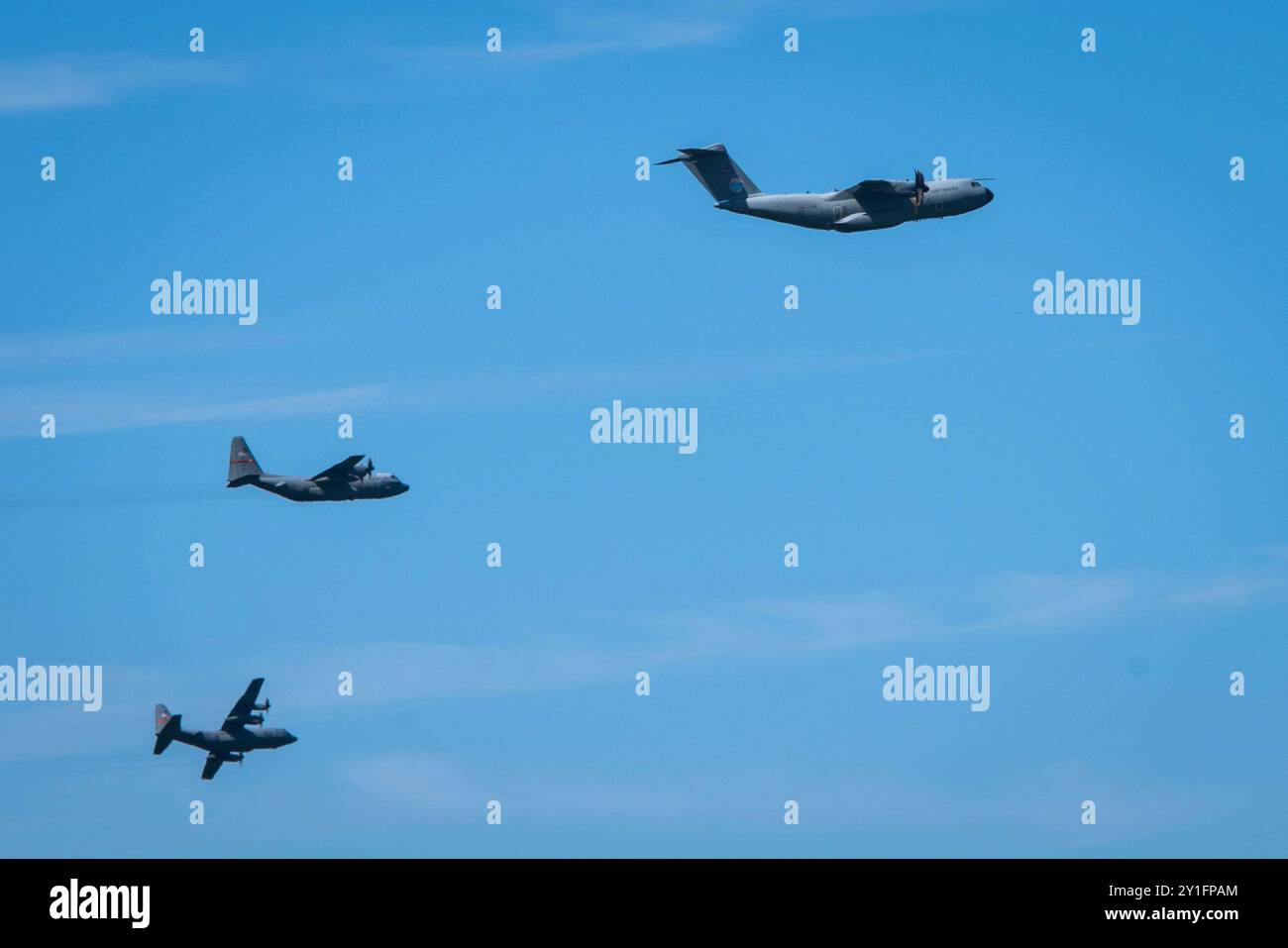 Eine deutsche Luftwaffe A400M aus dem Lufttransportflügel 62 der Bundeswehr fliegt in einer Formation mit zwei Illinois Air National Guard C130-H Hercules im 182. Luftbrücke, Peoria, Illinois, 3. September 2024. Das gemeinsame Training in Übung Proptoberfest zwischen den 182. Luftbrücke C-130s der Illinois Air National Guard und den A400M der deutschen Luftwaffe stärkt die NATO-Allianz, aufbauend auf der erfolgreichen Zusammenarbeit während der Air Defender 23 Übung und unterstreicht die strategische Bedeutung von Partnerschaften für die Aufrechterhaltung der globalen Sicherheit im Einklang mit der National Defense Strategy 2022. (U. S Stockfoto