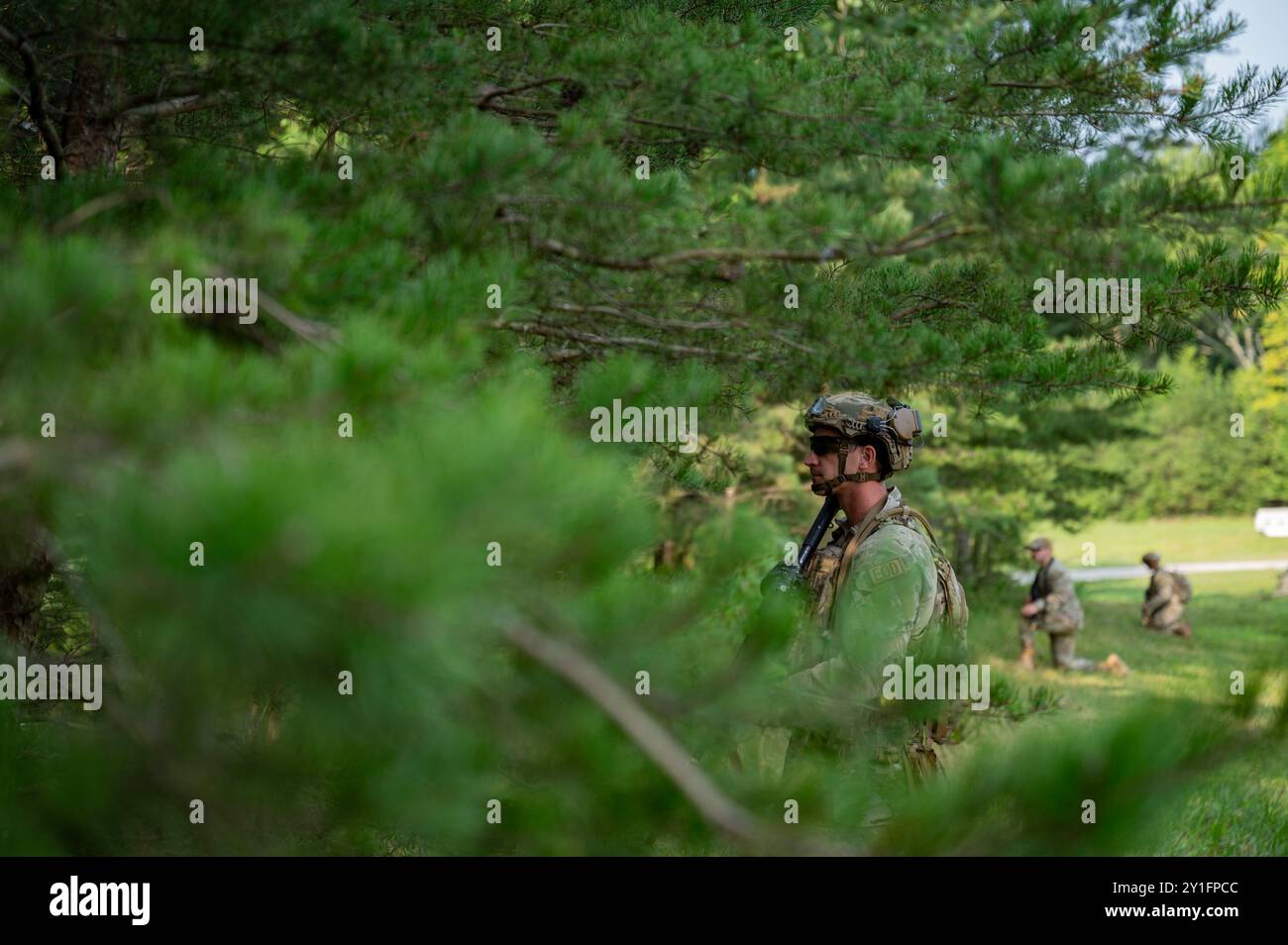 Ein Spezialist für die Entsorgung von Sprengkörpern der US-Luftwaffe zieht die Sicherheit während der letzten Trainingsübung während des Outside the Wire auf der Joint Base McGuire-Dix Lakehurst, New Jersey, 16. August 2024. Die Flieger richteten eine 360-Grad-Sicherheit ein, während die Flugleitungen mit der Basis-Verteidigungszentrale kommunizierten. (Foto der U.S. Air Force von Staff Sgt. William Rio Rosado) Stockfoto