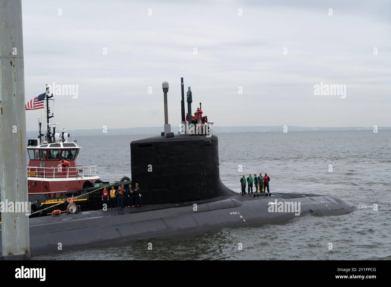 LEONARDO, New Jersey: PCU New Jersey (SSN 796) zieht in die Naval Weapons Station Earle Pier, 6. September 2024 ein, um die Inbetriebnahme des Virginia Class Fast Attach U-Bootes vorzubereiten. US Navy Foto von Bill Addison/Released Stockfoto