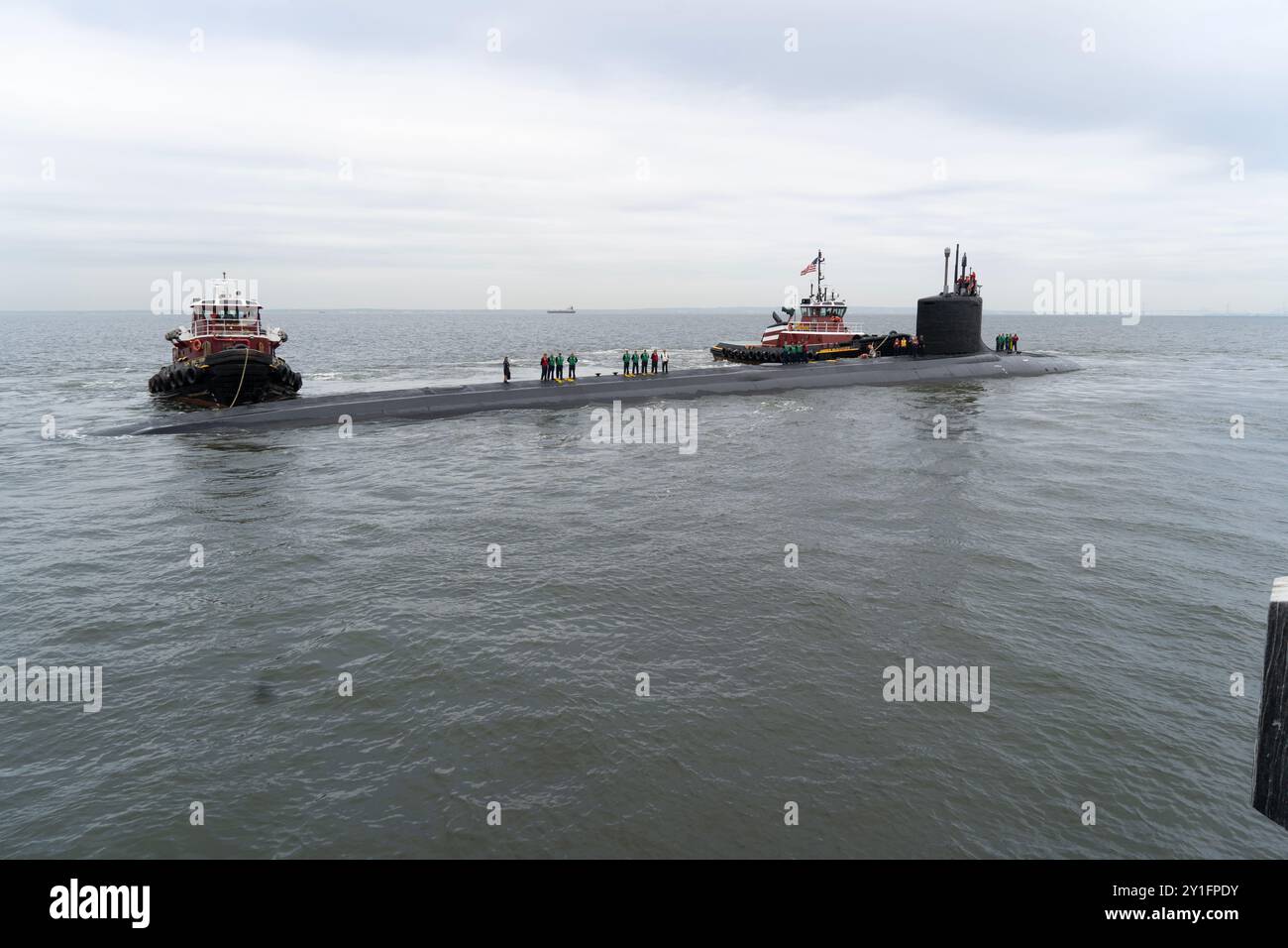 LEONARDO, New Jersey: PCU New Jersey (SSN 796) zieht in die Naval Weapons Station Earle Pier, 6. September 2024 ein, um die Inbetriebnahme des Virginia Class Fast Attach U-Bootes vorzubereiten. US Navy Foto von Bill Addison/Released Stockfoto