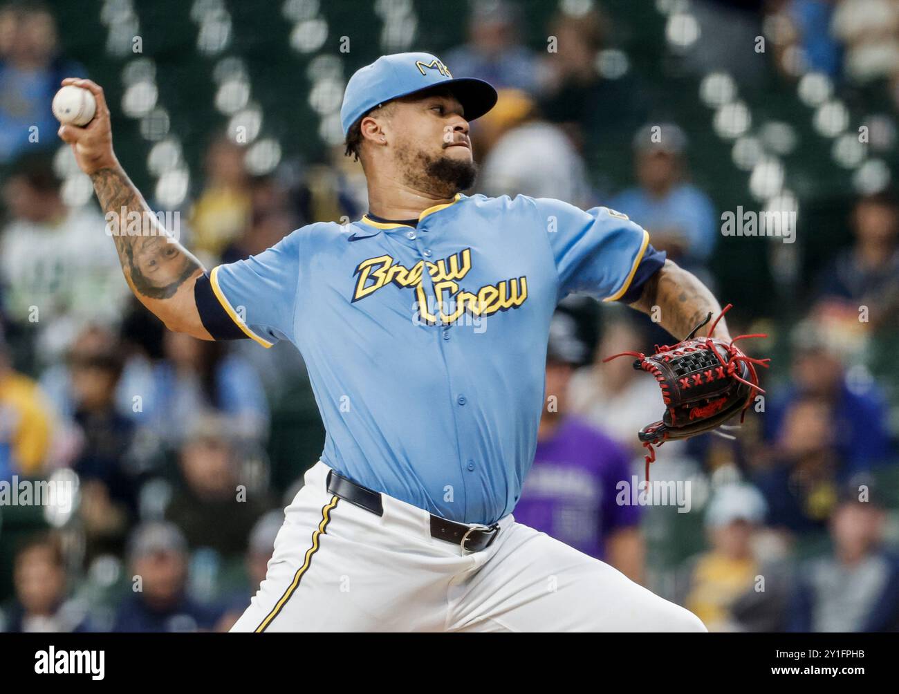 Miwaukee, Usa. September 2024. Milwaukee Brewers Starting Pitcher Frankie Montas wirft am Dienstag, den 6. September 2024, das erste Inning des MLB-Spiels zwischen den Colorado Rockies und den Milwaukee Brewers im American Family Field in Milwaukee, WI. Foto: Tannen Maury/UPI. Quelle: UPI/Alamy Live News Stockfoto