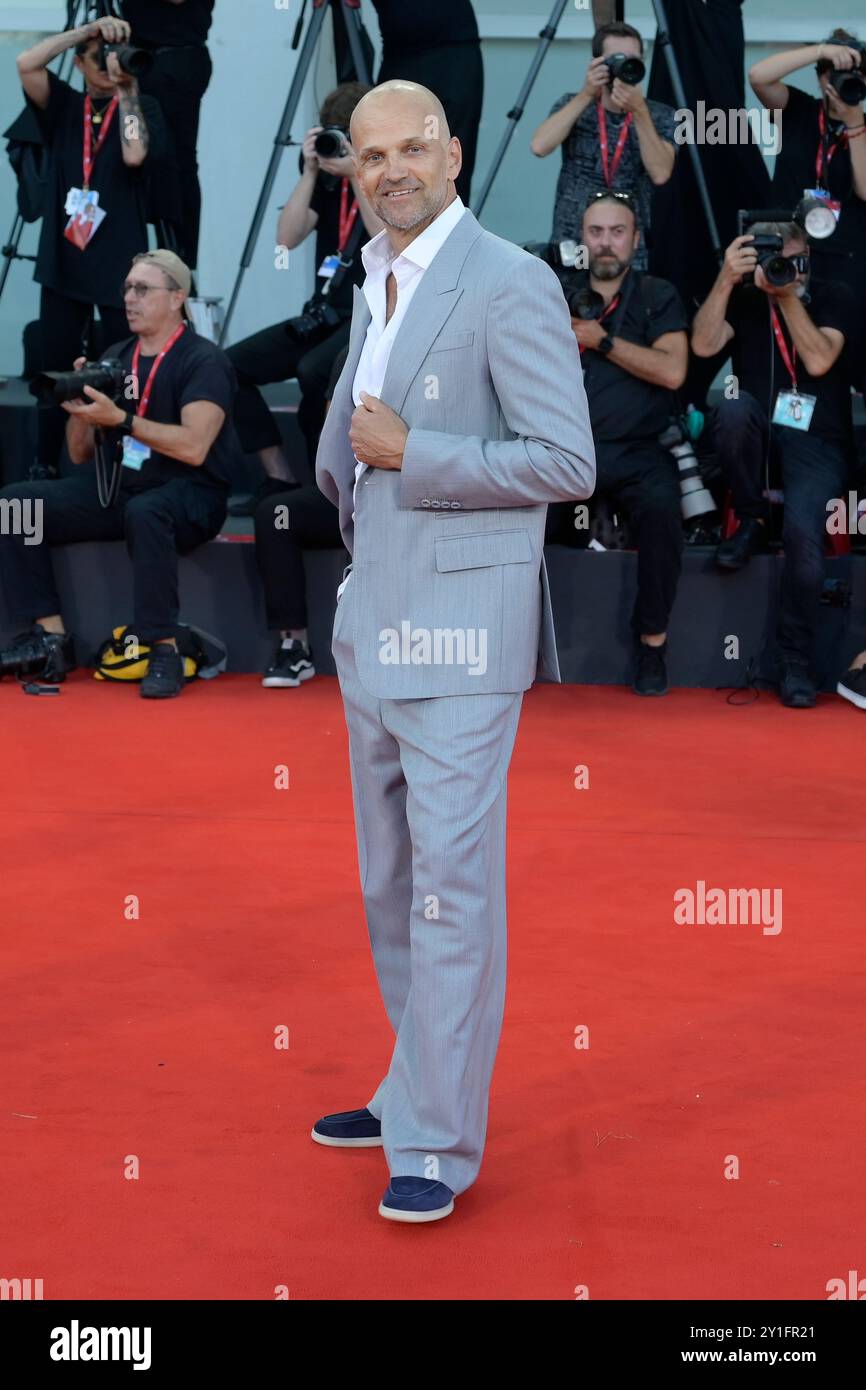 Venedig Lido, Italien. September 2024. Lars Jacob Holm besucht den roten Teppich des Films „Kjaerlighet (Love)“ beim 81. Venedig Filmfestival im Lido von Venedig. Quelle: SOPA Images Limited/Alamy Live News Stockfoto