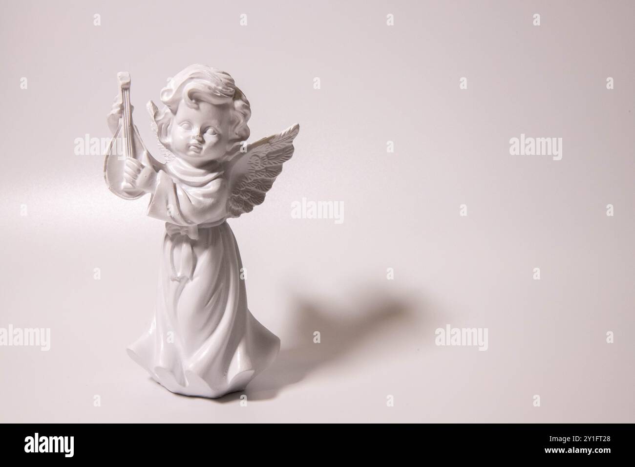 Banner mit einem schönen Engel als Bas Relief Wandskulptur, Details, Nahaufnahme, mit Kopie Raum solidem Hintergrund. Religionsbegriff und religiöse AR Stockfoto