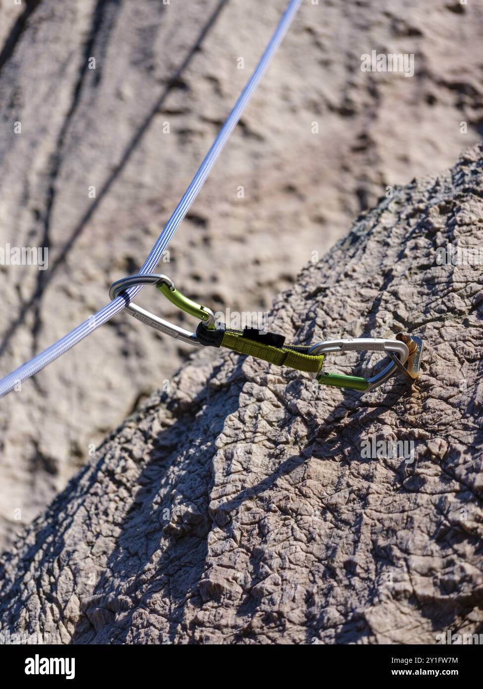 Kletterseil verläuft durch einen Karabiner einer Schnellschlinge, befestigt an einem Bolzen, Klettergebiet Belove Stene, Insel Krk, Kroatien, Europa Stockfoto