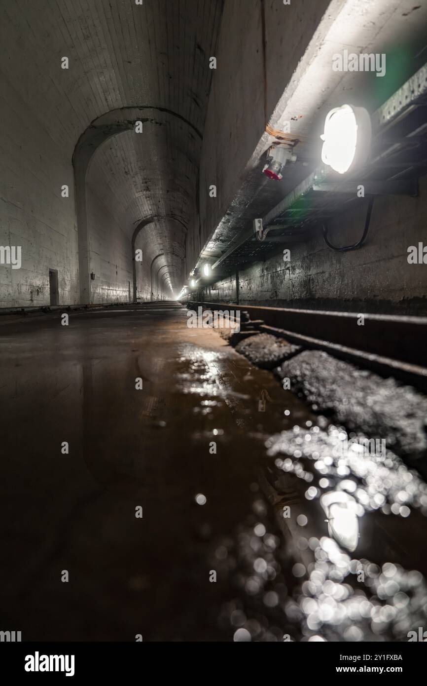 Langer, dunkler Tunnel mit Wasserbecken, Betonwänden und Lichtreflexionen, industrielles Ambiente, Rappbode-Staudamm, Harz, Deutschland, Europa Stockfoto