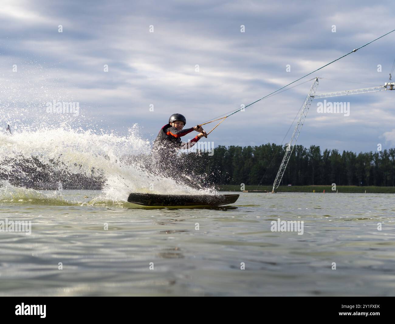 Man fährt schnell mit Wakeboard, Wassersport, Wasserski und Wakepark, Stras Pod Ralskem, Tschechien, Europa Stockfoto