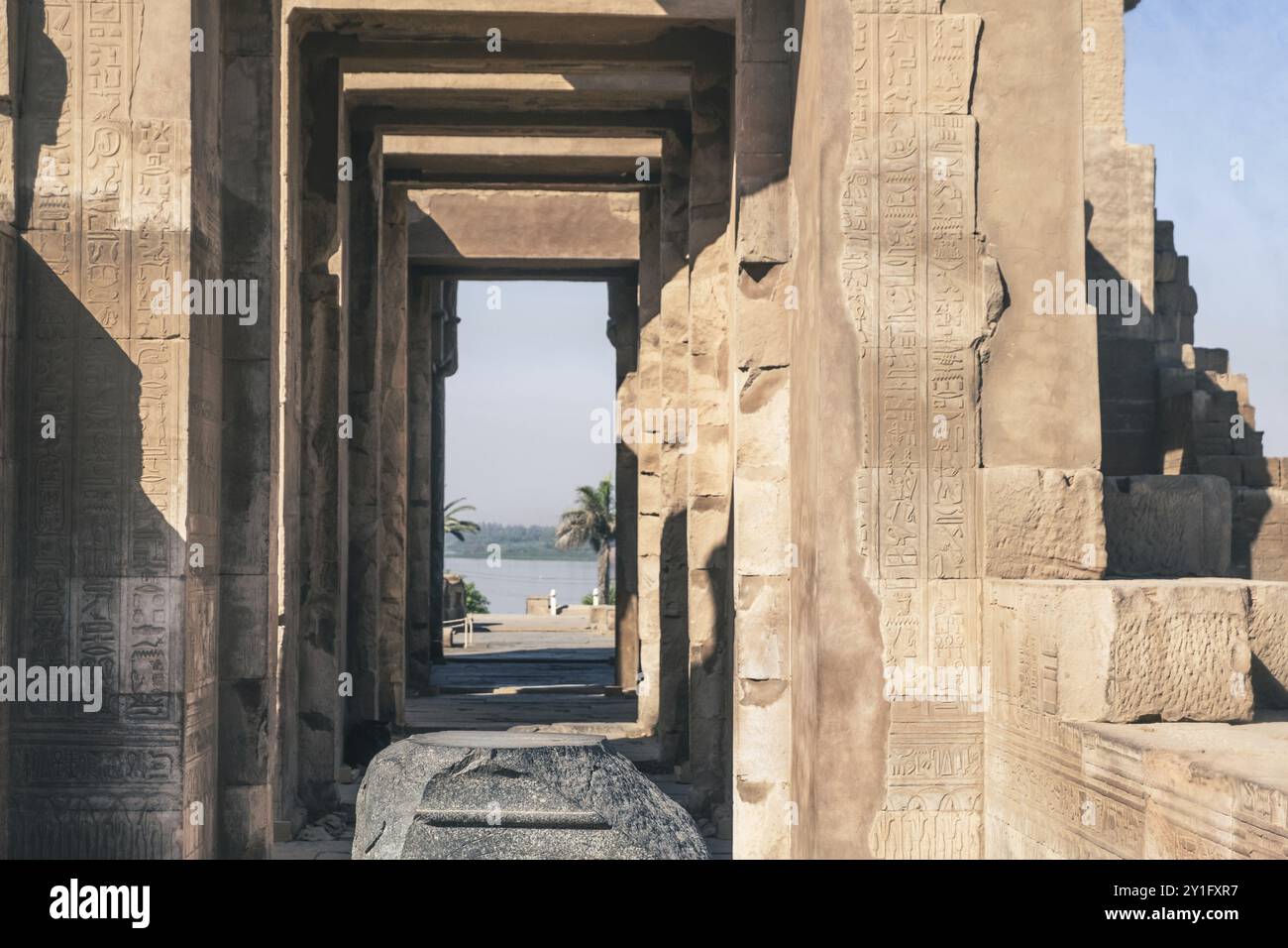 Erfassen Sie das Wesen des alten Ägyptens mit diesem faszinierenden Bild des Philae Tempels, der anmutig auf einer Insel inmitten des Nils liegt. Zeuge t Stockfoto