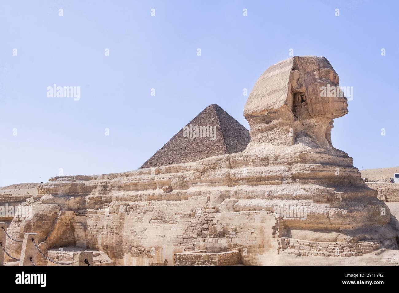 Staunen Sie über die ikonische Sphinx, die rätselhafte Hüterin der alten Geheimnisse Ägyptens. Dieses Foto fängt die Majestät und Mystik dieser Zeit ein Stockfoto