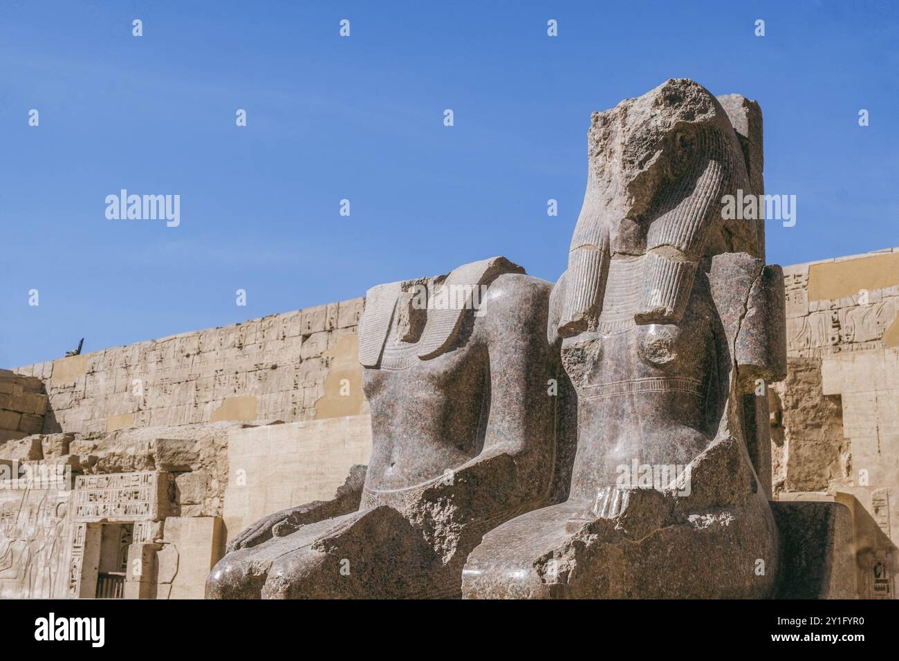 Erkunden Sie den bezaubernden Luxor-Tempel, ein Zeugnis von Ägyptens dauerhaftem Erbe. Dieses Foto zeigt die herrliche Architektur des Tempels, illumina Stockfoto