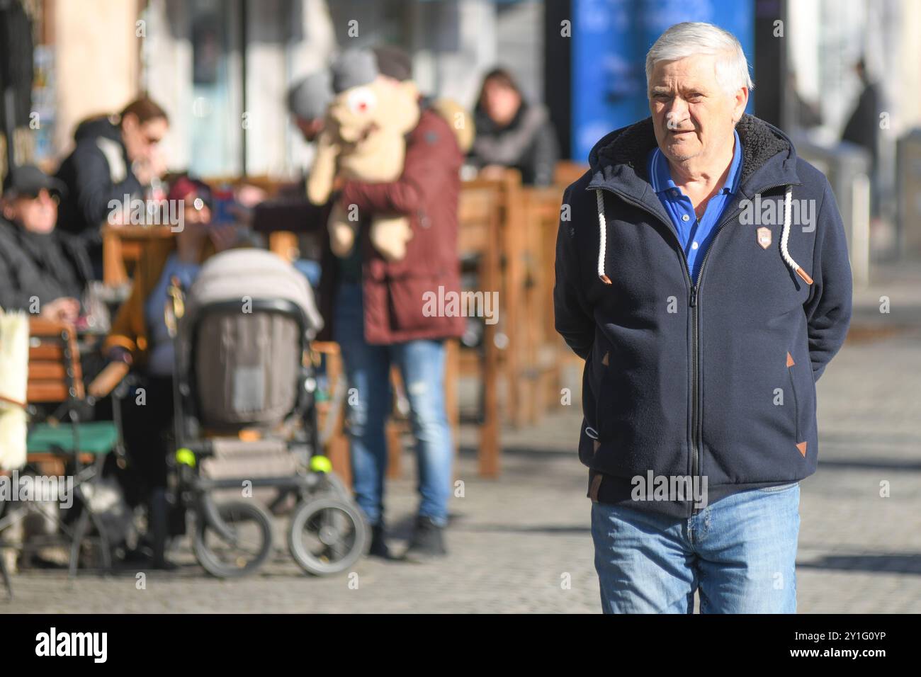 Ljubljana: Ein älterer Mann, der auf der Straße Petkovskovo nabrezje läuft. Slowenien Stockfoto