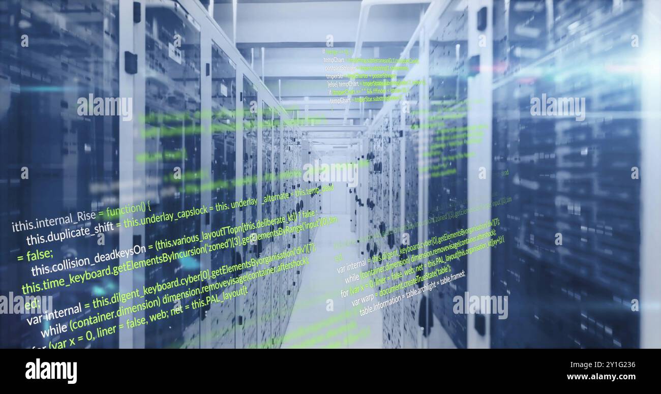 Computercode-Image über Servern im Rechenzentrum Stockfoto