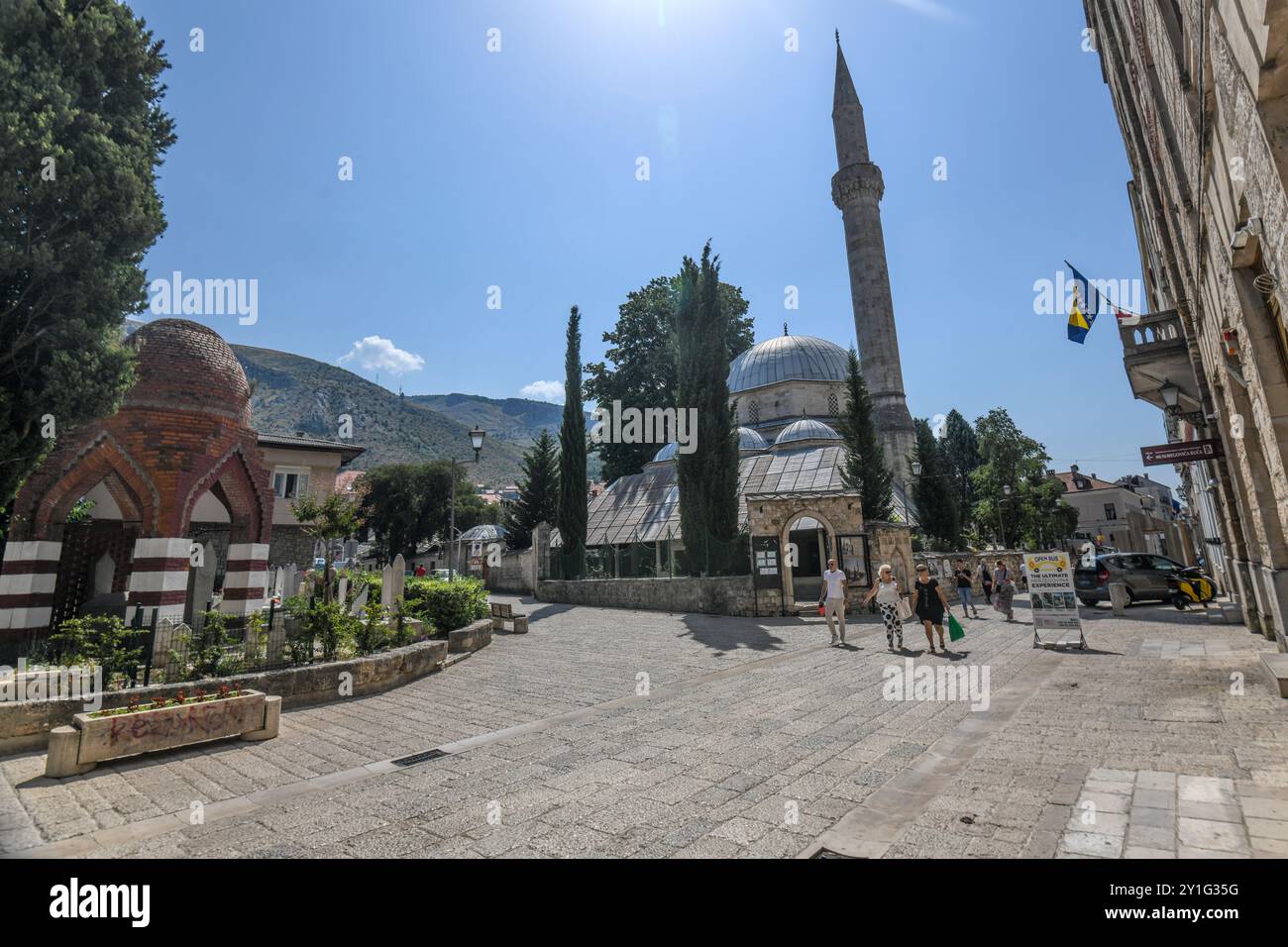 Mostar: Brace Fejica Street, mit Karadjoz Beg Moschee und dem Friedhof der Opfer des Völkermordes. Bosnien und Herzegowina Stockfoto