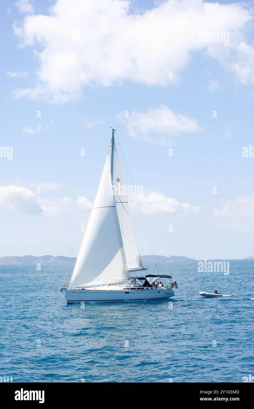 Virgin Gorda, britische Jungferninseln - 27. Februar 2006: Ein Segelboot fährt durch die Gewässer in der Nähe von Virgin Gorda Stockfoto