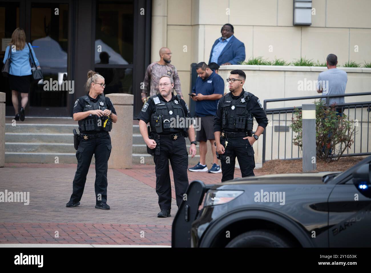 Wickler, Georgia, USA. September 2024. Starke Polizeipräsenz vor Barrow County Ga Am Freitag vor dem ersten Auftritt für den Teenager-Schützen Colt Gray und Vater Colin Gray. (Kreditbild: © Robin Rayne/ZUMA Press Wire) NUR REDAKTIONELLE VERWENDUNG! Nicht für kommerzielle ZWECKE! Stockfoto