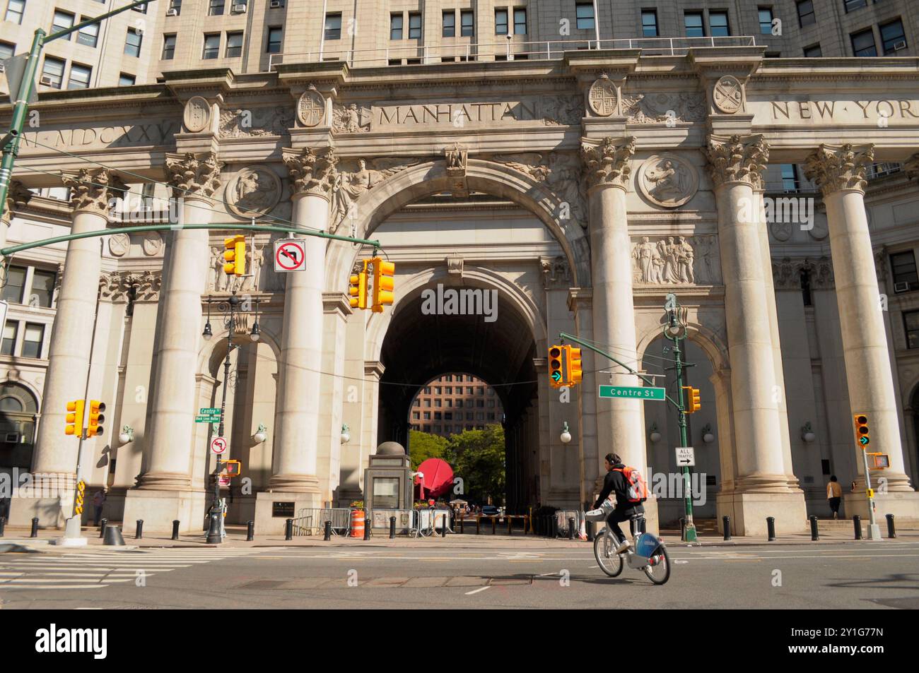 New York, Usa. September 2024. Die Leute laufen vor dem David N. Dinkins Manhattan Municipal Building in Downtown Manhattan, New York City. (Foto: Jimin Kim/SOPA Images/SIPA USA) Credit: SIPA USA/Alamy Live News Stockfoto