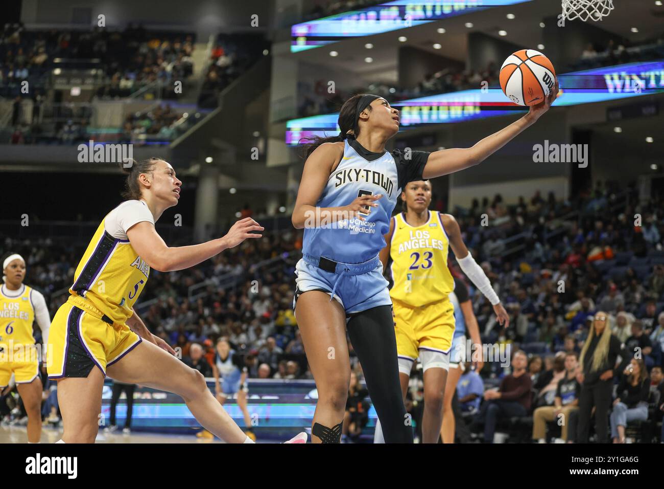 Chicago, USA. September 2024. Chicago, USA, 6. September 2024: Angel Reese (5 Chicago Sky) holt den Rückstoß während des Spiels zwischen den Chicago Sky und den Los Angeles Sparks am Freitag, den 6. September 2024 in der Wintrust Arena, Chicago, USA. (KEINE KOMMERZIELLE NUTZUNG) (Shaina Benhiyoun/SPP) Guthaben: SPP Sport Pressefoto. /Alamy Live News Stockfoto