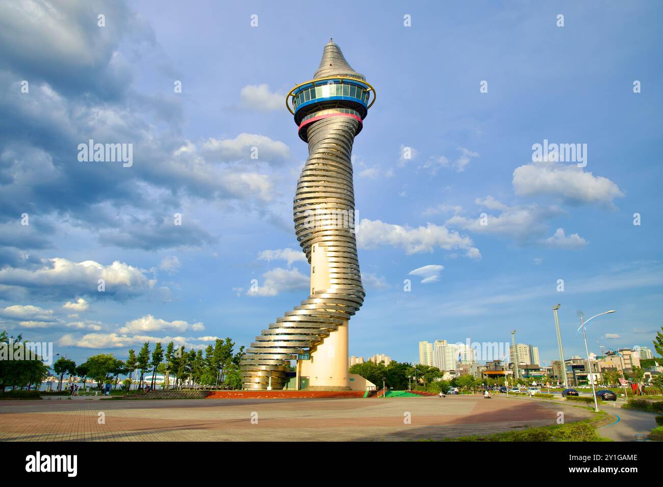 Sokcho, Südkorea - 28. Juli 2024: Der Sokcho Expo Tower steht hoch unter einem dramatischen Himmel und seine spiralförmige Architektur dominiert die Skyline von Sokch Stockfoto