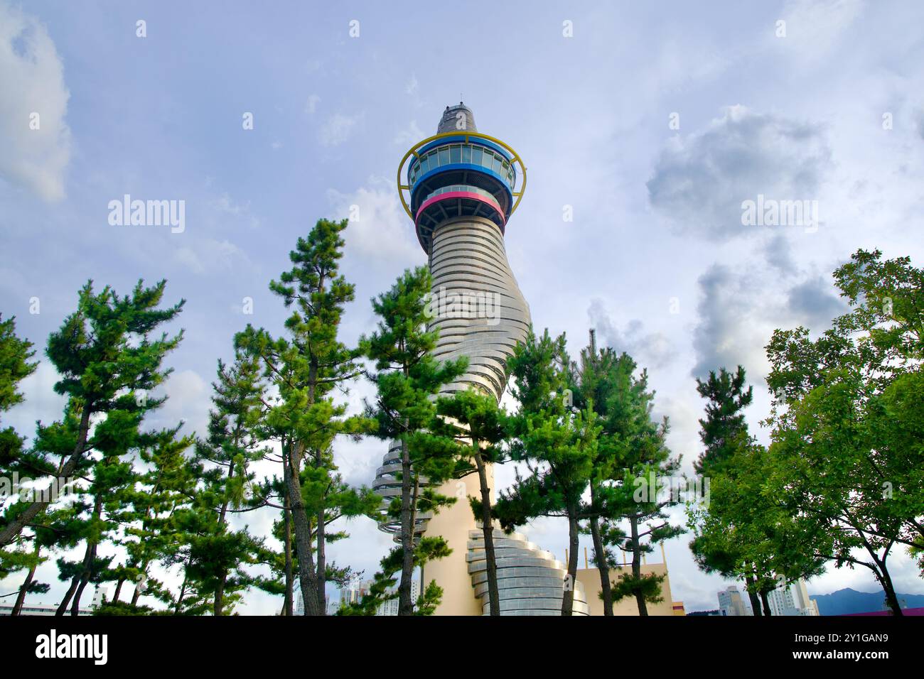 Sokcho, Südkorea - 28. Juli 2024: Der Sokcho Expo Tower erhebt sich über den Baumkronen, seine einzigartige Spiralarchitektur verschmilzt mit dem umliegenden pi Stockfoto