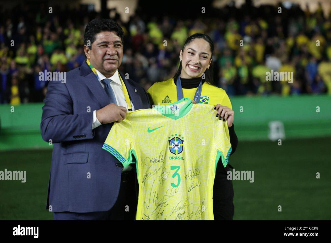 Curitiba, Parana, Brasilien. September 2024. Curitiba (PR), 06/2024 - QUALIFIKATION/BRASILIEN VS ECUADOR - CBF-Präsident Ednaldo Rodrigues und Olympiasiegerin Julia Soares, während des Spiels zwischen Brasilien und Ecuador, gültig für die 7. Runde der WM-Qualifikation 2026, am Abend dieses Freitag, den 6. September 2024, im großen Antonio Couto Pereira Stadion in Curitiba-PR. (Kreditbild: © Pedro Paulo Diaz/TheNEWS2 via ZUMA Press Wire) NUR REDAKTIONELLE VERWENDUNG! Nicht für kommerzielle ZWECKE! Stockfoto