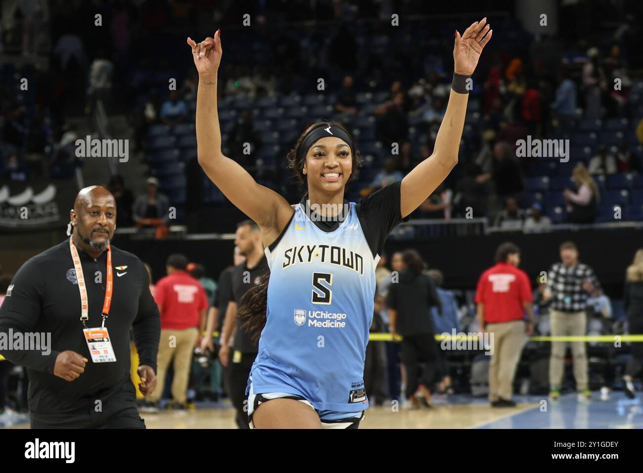 Chicago, USA. September 2024. Chicago, USA, 6. September 2024: Angel Reese (5 Chicago Sky) winkt nach dem Spiel zwischen den Chicago Sky und den Los Angeles Sparks am Freitag, den 6. September 2024 in der Wintrust Arena, Chicago, USA. (KEINE KOMMERZIELLE NUTZUNG) (Shaina Benhiyoun/SPP) Guthaben: SPP Sport Pressefoto. /Alamy Live News Stockfoto