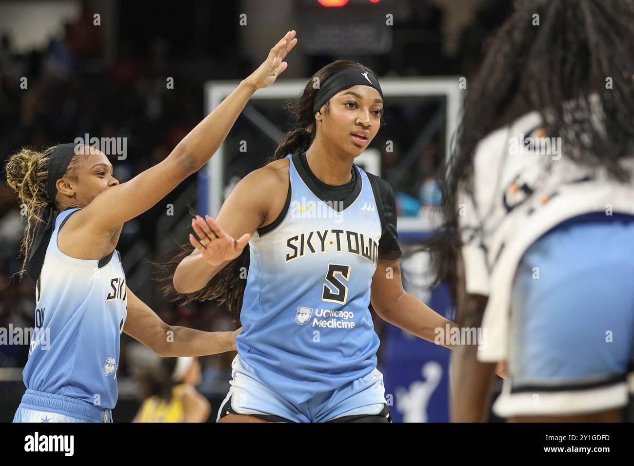 Chicago, USA. September 2024. Chicago, USA, 6. September 2024: Angel Reese (5 Chicago Sky) wird während des Spiels zwischen den Chicago Sky und den Los Angeles Sparks am Freitag, den 6. September 2024 in der Wintrust Arena in Chicago, USA gesehen. (KEINE KOMMERZIELLE NUTZUNG) (Shaina Benhiyoun/SPP) Guthaben: SPP Sport Pressefoto. /Alamy Live News Stockfoto