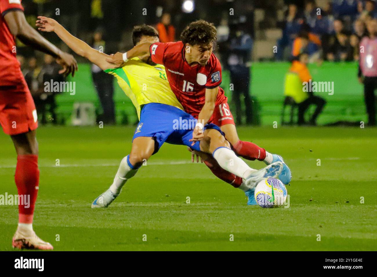 Curitiba, Brasilien. September 2024. Lucas Paquetá aus Brasilien, streitet den Ball mit Sarmiento, während des Spiels gegen Ecuador, ein Spiel, das für die WM-Qualifikation 2026 im großen Couto Pereira Stadion in Curitiba am Freitag, 06/2024 gültig ist Credit: Brazil Photo Press/Alamy Live News Stockfoto