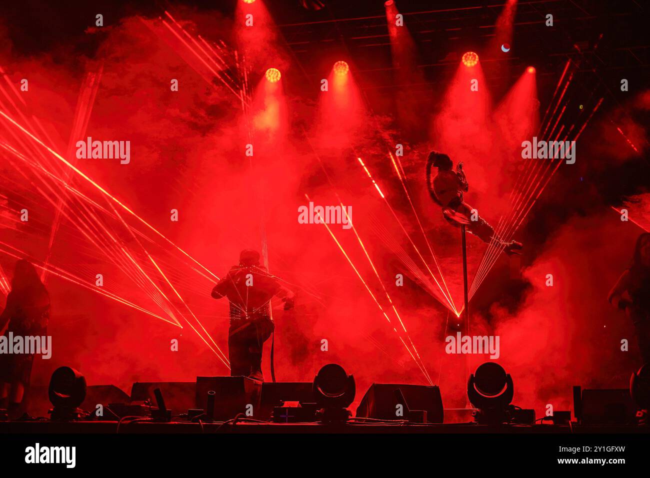 Izmir, Türkei. September 2024. Hayko Cepkin tritt live auf der Bühne auf. Im Rahmen der 93. Internationalen Messe in Izmir gab Hayko Cepkin ein Konzert und traf sich mit seinen Fans. Hayko Cepkin, einer der beliebtesten Stars der Türkei, produziert Werke in den Genres Alternative Metal, Post Hardcore, anatolischer Rock und Industrial Metal. Hayko Cepkin ist einer der führenden Namen in Sachen Rock- und Metal-Musik in der Türkei und hat eine sehr große Fangemeinde. Quelle: SOPA Images Limited/Alamy Live News Stockfoto