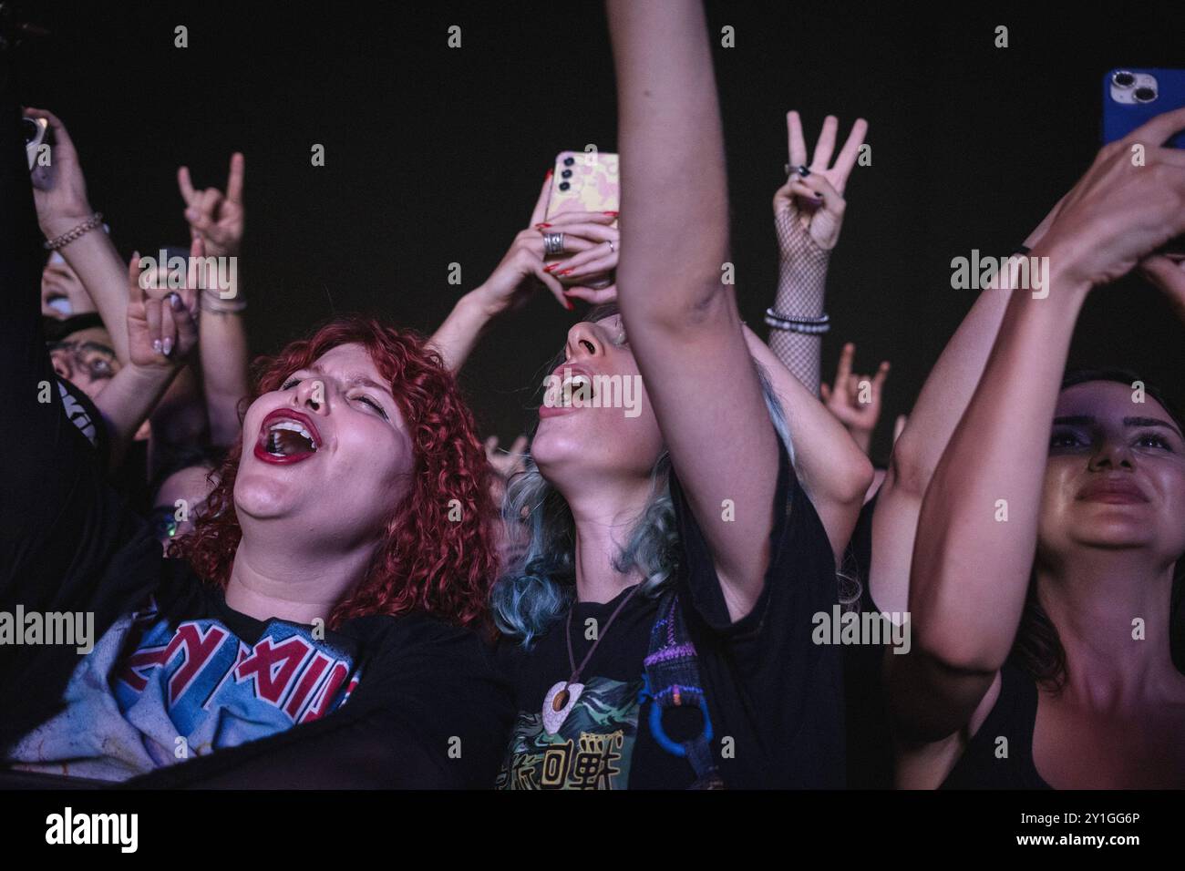 Izmir, Türkei. September 2024. Hayko Cepkin Fans genießen das Konzert. Im Rahmen der 93. Internationalen Messe in Izmir gab Hayko Cepkin ein Konzert und traf sich mit seinen Fans. Hayko Cepkin, einer der beliebtesten Stars der Türkei, produziert Werke in den Genres Alternative Metal, Post Hardcore, anatolischer Rock und Industrial Metal. Hayko Cepkin ist einer der führenden Namen in Sachen Rock- und Metal-Musik in der Türkei und hat eine sehr große Fangemeinde. (Foto: Murat Kocabas/SOPA Images/SIPA USA) Credit: SIPA USA/Alamy Live News Stockfoto