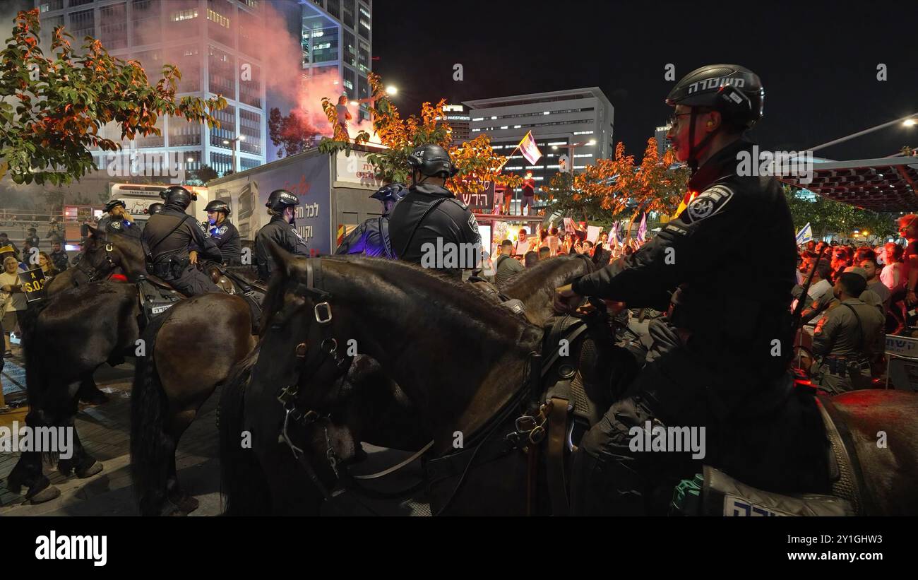 TEL AVIV, ISRAEL - 5. SEPTEMBER: Die Polizei und Mitglieder der israelischen Sicherheitskräfte konfrontieren Demonstranten während einer Demonstration vor dem Hauptquartier des Verteidigungsministeriums, in der die israelische Regierung aufgefordert wird, mit der Hamas einen Freilassungsvertrag auszuhandeln, und in Erinnerung an 27 israelische Zivilisten, die am 5. September 2024 in Tel Aviv, Israel, lebend gefangen genommen und getötet wurden. Stockfoto