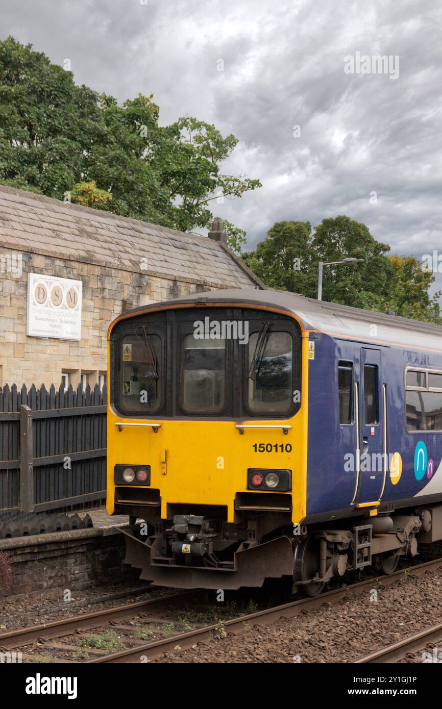 Dieselzugmaschine 150110 am Bahnhof Whalley, arbeitet bei einem Rochdale-Cliheroe-Service. Mittwoch, 05. September 2024. Stockfoto