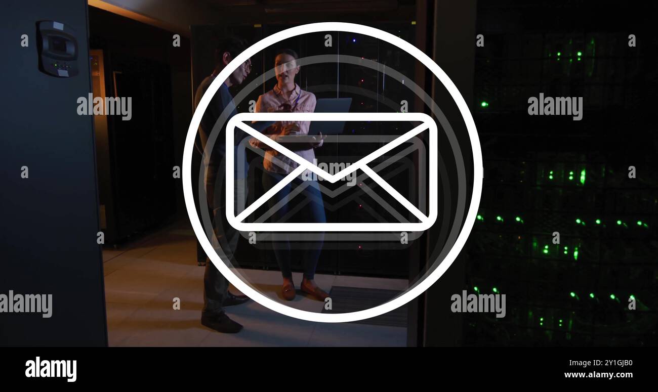 Bild des E-Mail-Symbols und der digitalen Datenverarbeitung über kaukasische Geschäftsfrau durch Computerserver Stockfoto