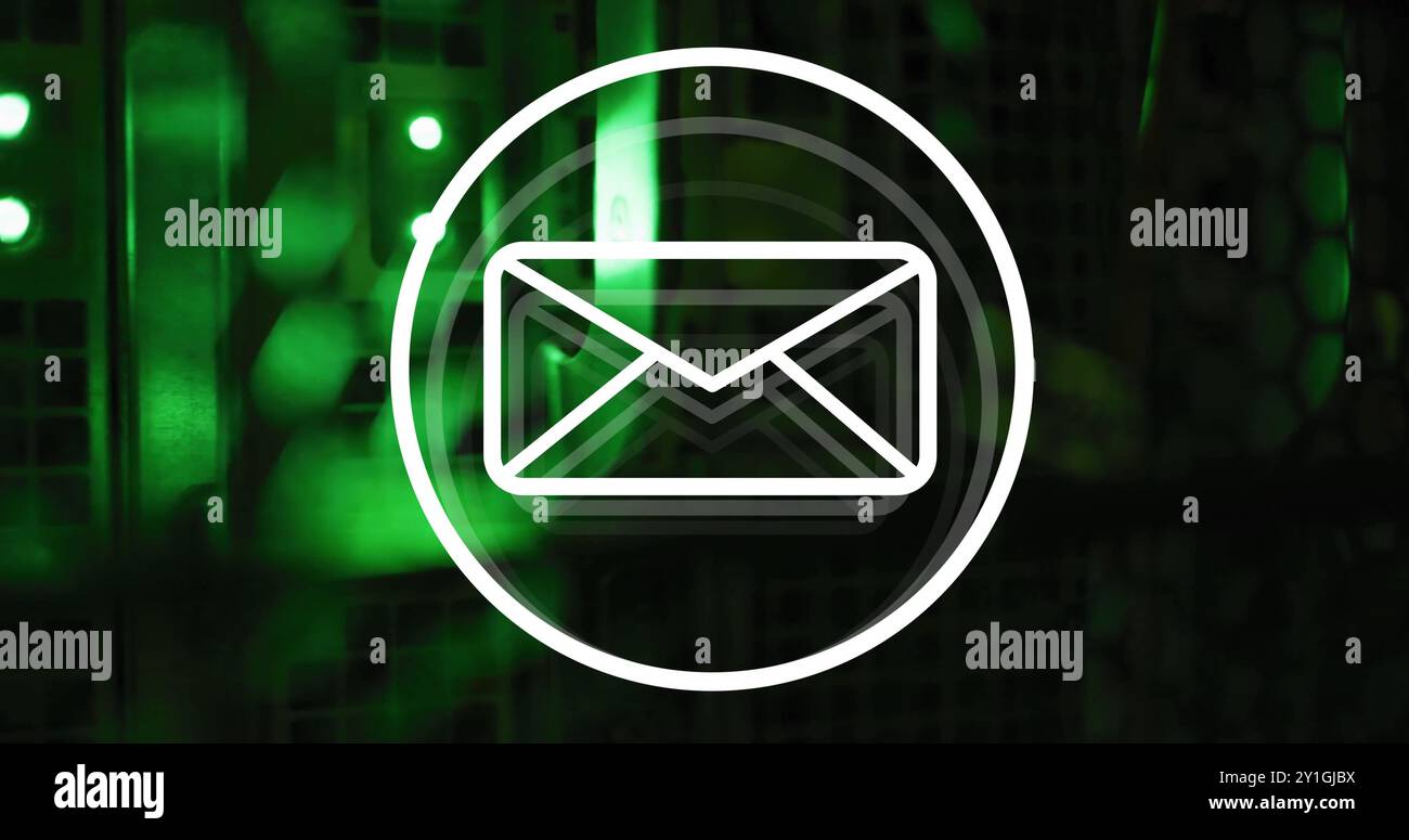 Abbildung: E-Mail-Symbol und digitale Datenverarbeitung über Computerserver Stockfoto