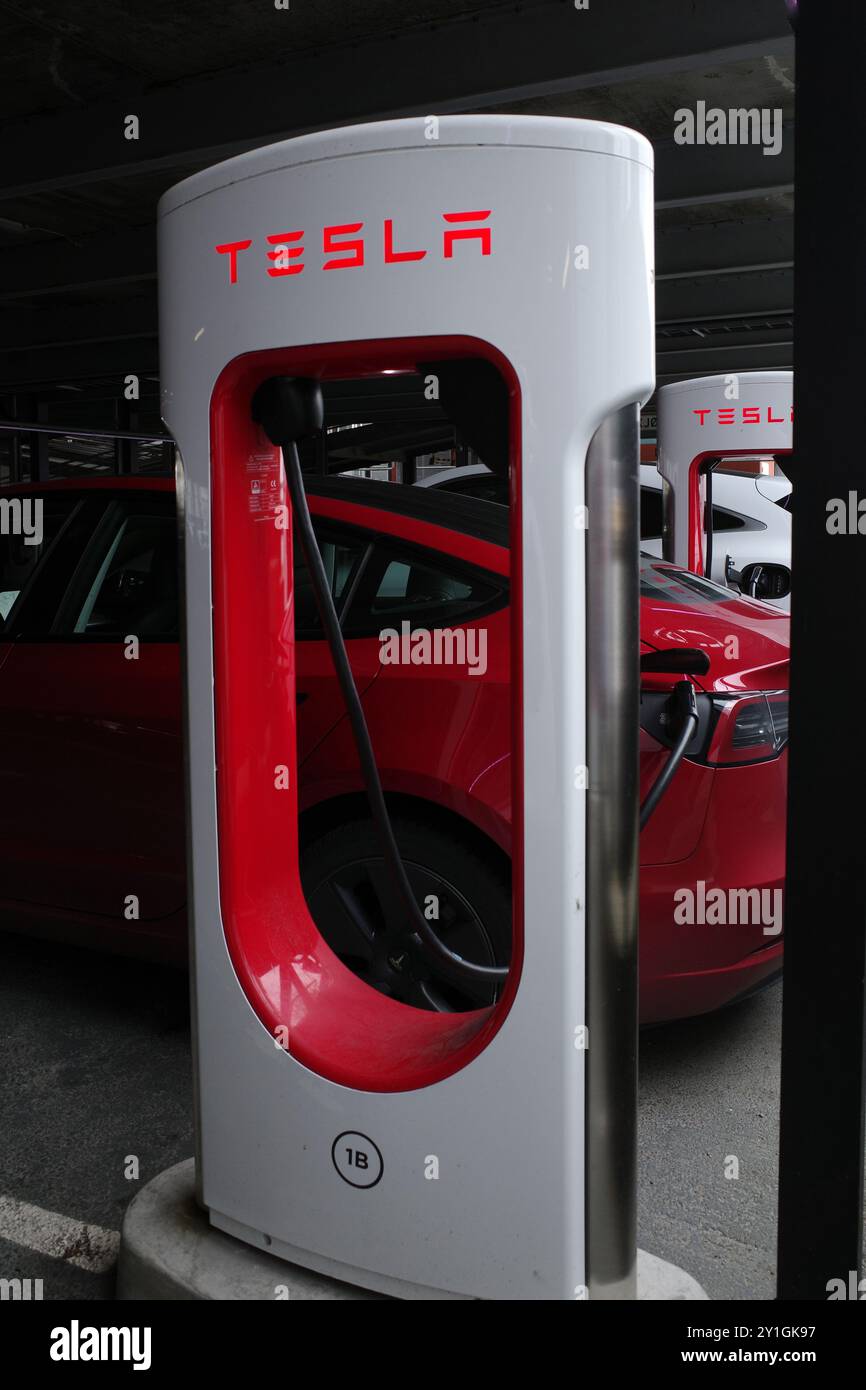 Stavanger, Norwegen - 5. August 2024 Eine Reihe Tesla Supercharger in einem Parkhaus Stockfoto