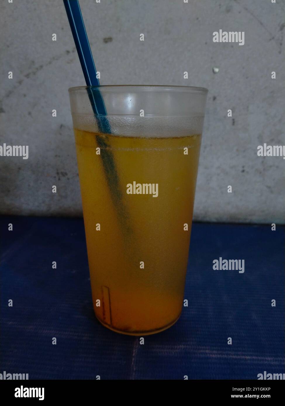 Auf orangefarbenem Eis in einem klaren Glas geschossen Stockfoto