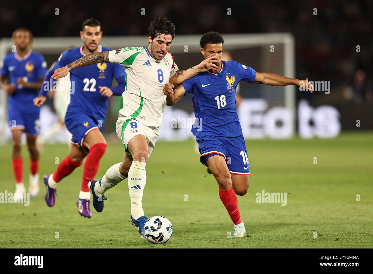 Sandro TONALi (Italien)Warren Zaire-Emery (Frankreich) während des Spiels der UEFA 'Nations League 2024:2025' zwischen Frankreich 1-3 Italien im Paris des Princes Stadium am 06. September 2024 in Paris, Frankreich. Quelle: Maurizio Borsari/AFLO/Alamy Live News Stockfoto