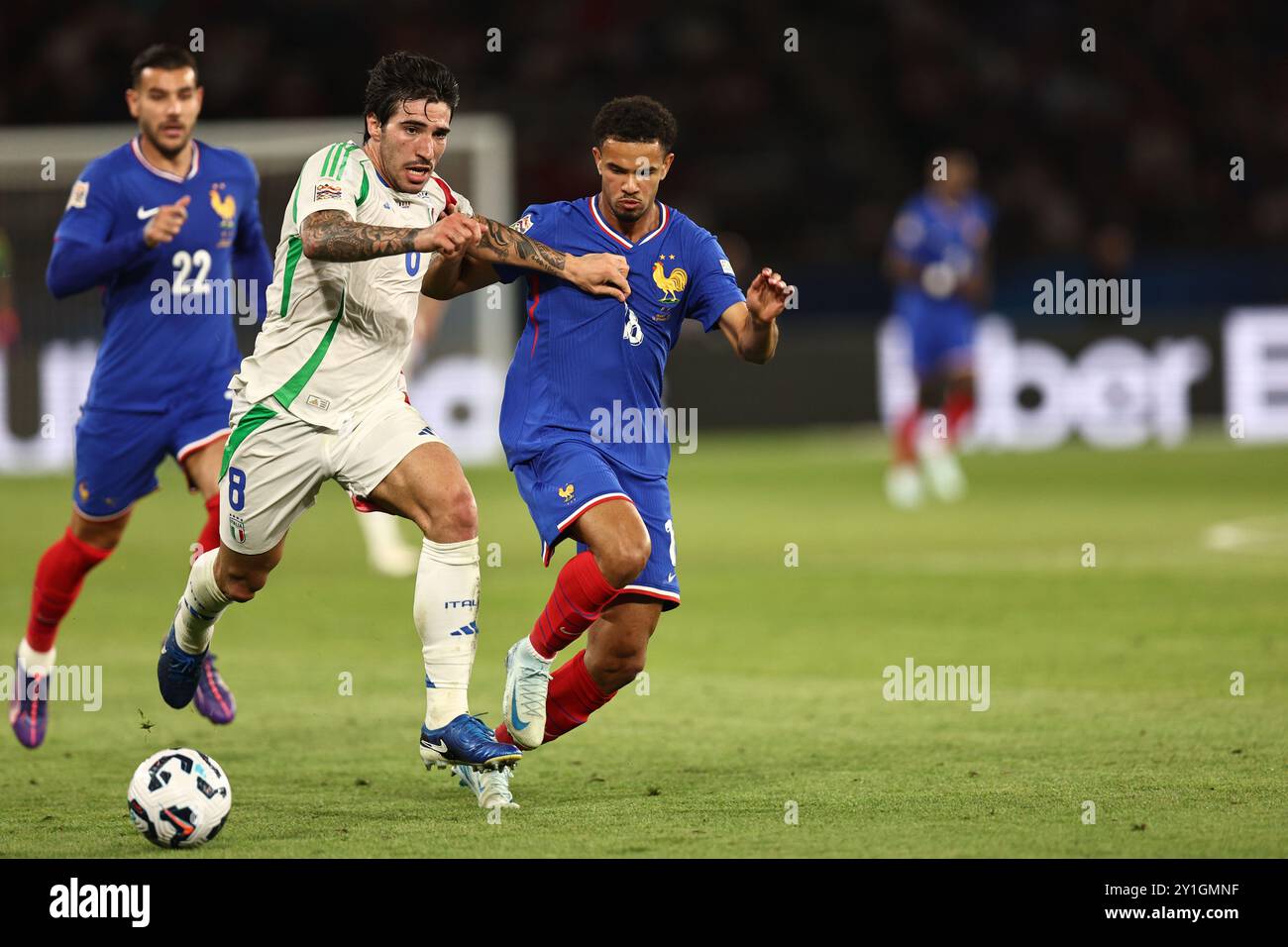 Sandro TONALi (Italien)Warren Zaire-Emery (Frankreich) während des Spiels der UEFA 'Nations League 2024:2025' zwischen Frankreich 1-3 Italien im Paris des Princes Stadium am 06. September 2024 in Paris, Frankreich. Quelle: Maurizio Borsari/AFLO/Alamy Live News Stockfoto