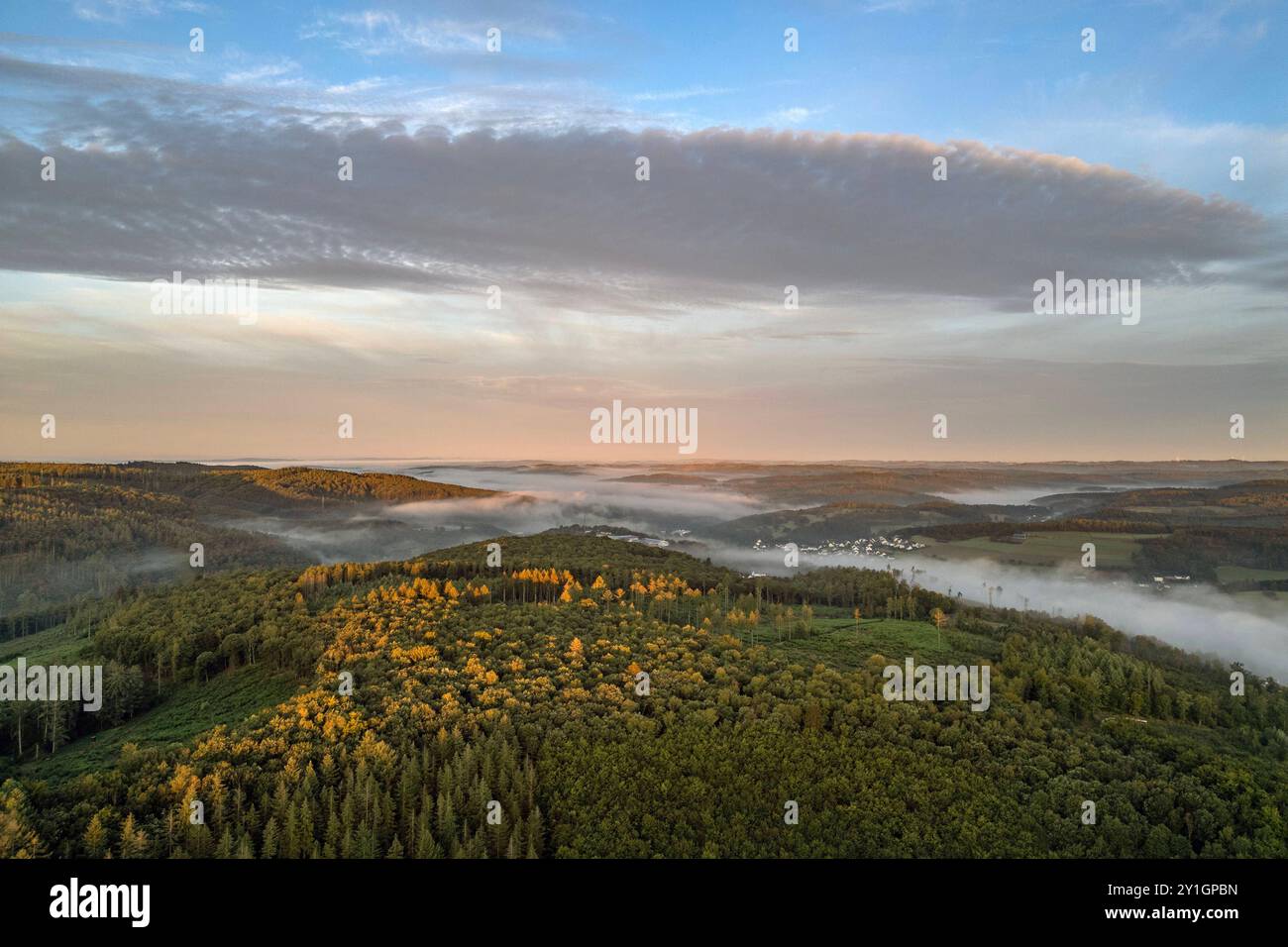 Sommermorgen im Siegerland. So langsam wird es Herbstlich. Luftaufnahme der Landschaft in der Nähe von Siegen-Oberschelden. In den Taelern Tälern liegt Nebel. Der Blick geht Richtung Freudenberg. Sommer im Siegerland am 07.09.2024 in Siegen/Deutschland. *** Sommermorgen im Siegerland wird es langsam herbstlich aus der Vogelperspektive in der Nähe von Siegen Oberschelden gibt es Nebel in den Tälern der Blick geht in Richtung Freudenberg Sommer im Siegerland am 07 09 2024 in Siegen Deutschland Stockfoto