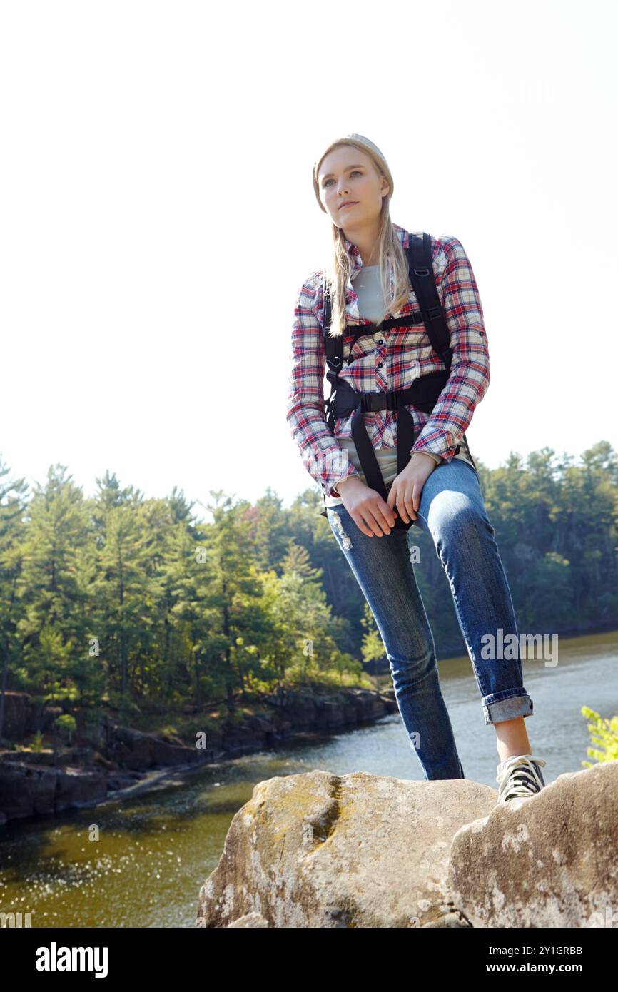 Wandern, Trekking und erkunden Sie mit Frau in der Natur für Wildtierbiologen, Feldforscher und Ökologie. Wellness, Reisen und Abenteuer mit Person für Stockfoto