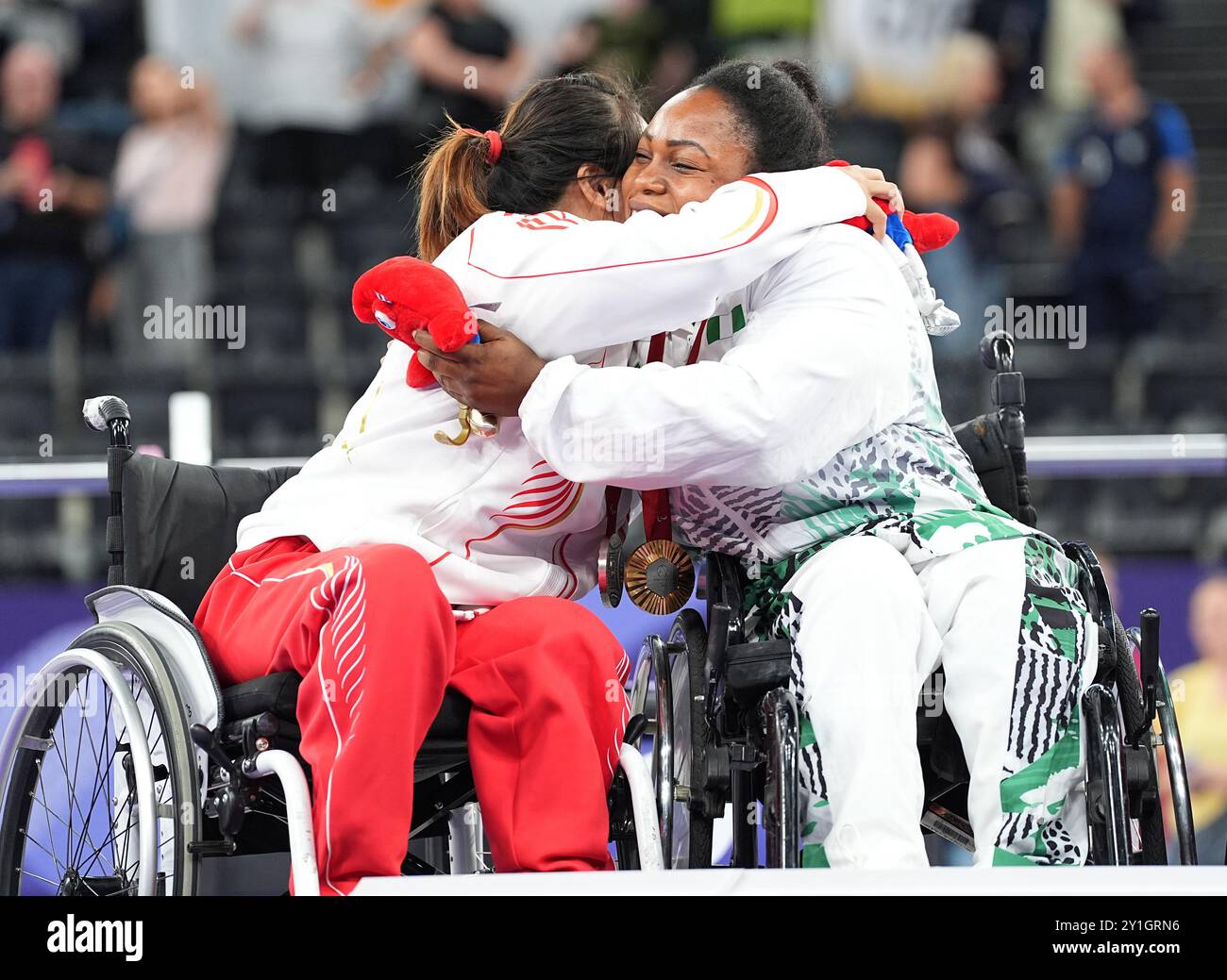 Paris, Frankreich. September 2024. Goldmedaillengewinner Onyinyechi Mark (R) aus Nigeria umarmt den Silbermedaillengewinner Cui Jianjin aus China während der Verleihung der 61 Paralympischen Spiele 2024 in Paris, Frankreich, 6. September 2024. Quelle: Lian Yi/Xinhua/Alamy Live News Stockfoto