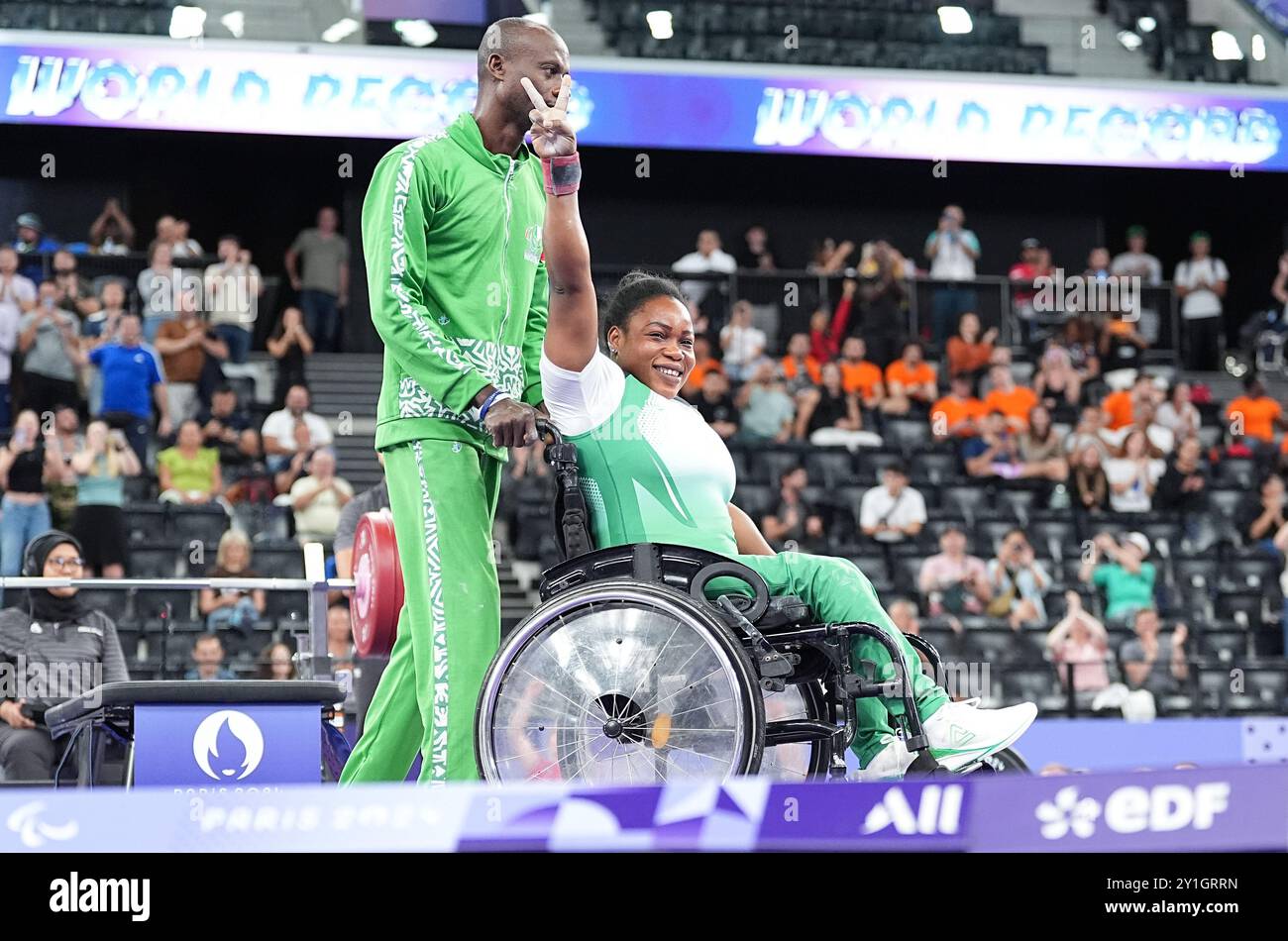 Paris, Frankreich. September 2024. Onyinyechi Mark (R) aus Nigeria feiert, nachdem er das para Powerlifting-Finale für Frauen bis zu 61 kg bei den Paralympischen Spielen 2024 in Paris, Frankreich, am 6. September 2024 gewonnen hat. Quelle: Lian Yi/Xinhua/Alamy Live News Stockfoto