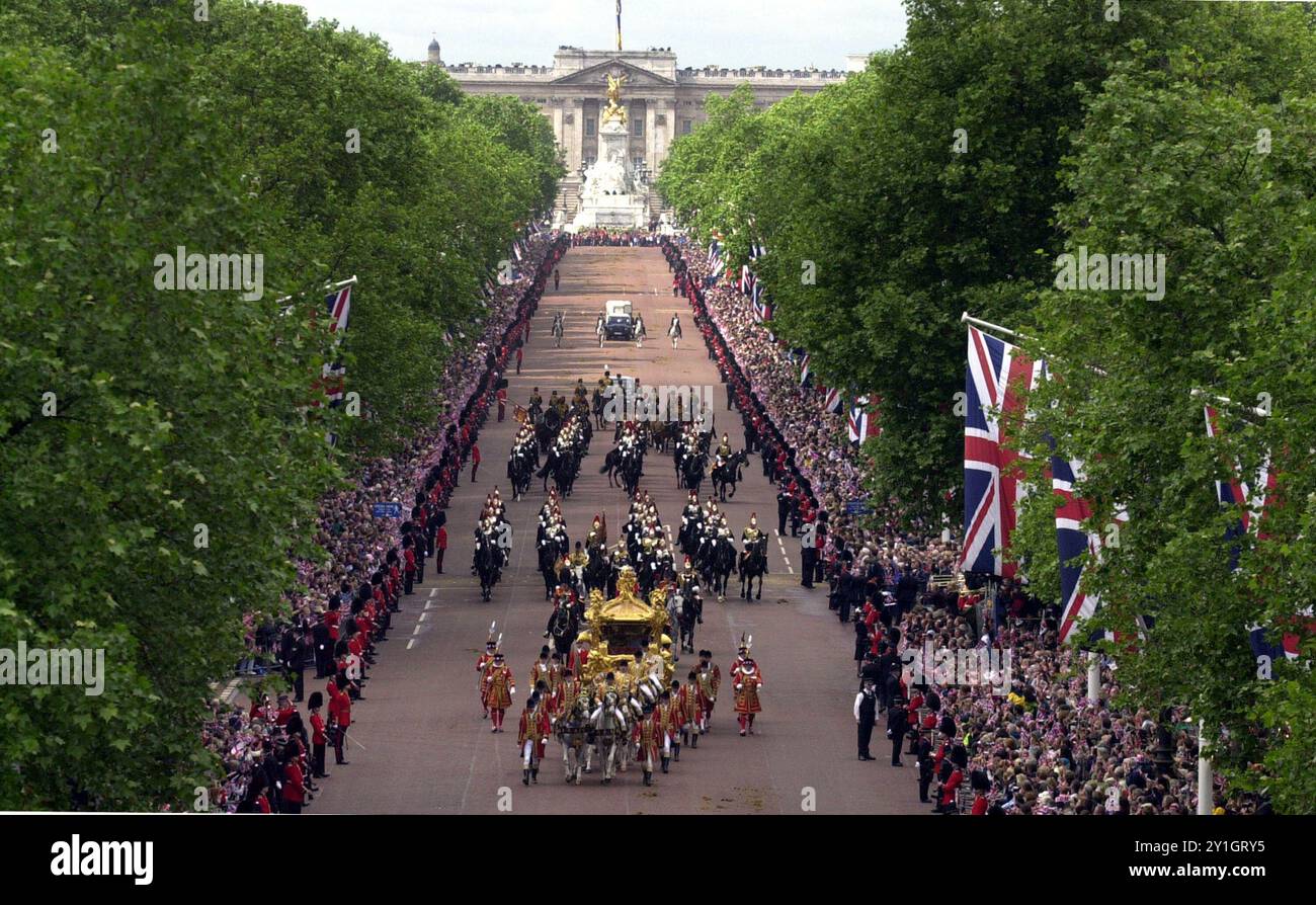 Aktenfoto vom 06/02 des Goldenen Kutschs mit Königin Elizabeth II. Während der Feierlichkeiten zum Goldenen Jubiläum in der Mall, vom Admiralty Arch aus in Richtung Queen Victoria Memorial und Buckingham Palace, London. Ein neues nationales Denkmal ein neues nationales Denkmal zu Ehren von Königin Elizabeth II. Wird im St James's Park im Herzen von London stehen. Der Ort, der von König Karl III. Und Premierminister Sir Keir Starmer genehmigt wurde, wurde wegen seiner Nähe zur zeremoniellen Route der Mall und des Buckingham Palace gewählt und wegen seiner historischen und verfassungsmäßigen Bedeutung, aber auch wegen eines Stockfoto