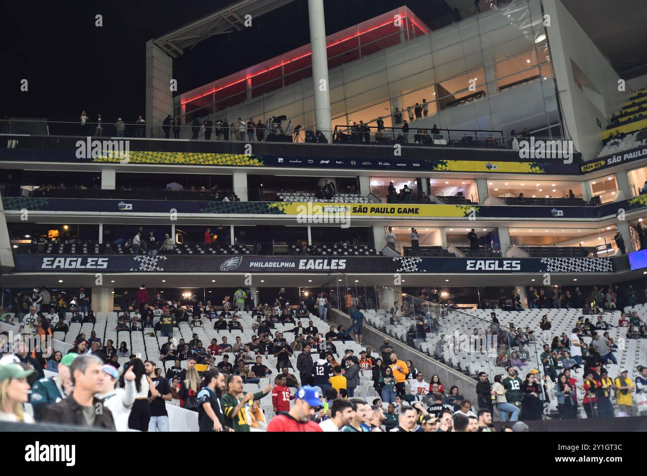 Sao Paulo, Brasilien. September 2024. São PAULO, BRASILIEN – 6. SEPTEMBER: Fans, die in der Gegend vor einem Spiel der NFL zwischen den Green Bay Packers und den Philadelphia Eagles am 6. September 2024 in Sao Paulo, Brasilien, eintreffen. (Foto: Leandro Bernardes/PxImages) Credit: PX Images/Alamy Live News Stockfoto