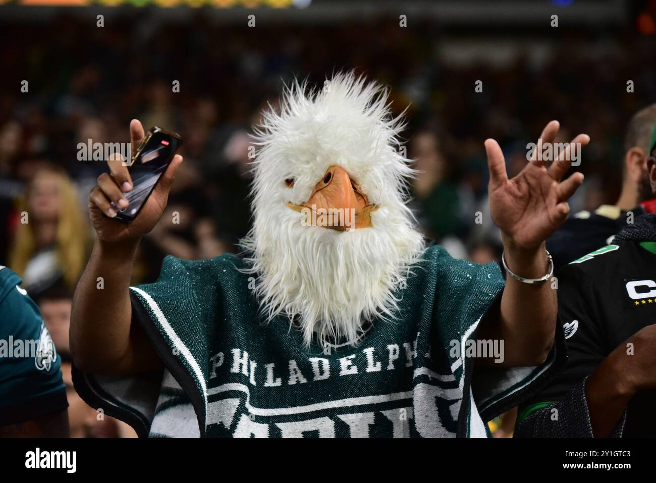 São PAULO, BRASILIEN – 6. SEPTEMBER: Ein Fan der Philadelphia Eagles mit Maske feiert während eines NFL-Spiels zwischen den Green Bay Packers und den Philadelphia Eagles in der Arena Corinthians am 6. September 2024 in Sao Paulo, Brasilien. (Foto: Leandro Bernardes/PxImages) Credit: PX Images/Alamy Live News Stockfoto