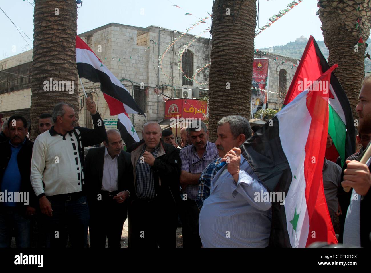 Vertreter der verschiedenen palästinensischen politischen Gruppen protestieren in Nablus gegen die koordinierten Luftangriffe der USA, Großbritanniens und Frankreichs in Syrien. Ähnliche Proteste fanden seit dem Morgen in verschiedenen Städten des Westjordanlandes unter dem Motto „keine Aggression für den amerikanischen Zionisten gegen Syrien“ statt, und Demonstranten hielten die syrische Flagge. Gestern Abend haben die USA, Großbritannien und Frankreich koordinierte Raketenangriffe in Syrien als Reaktion auf einen angeblichen chemischen Angriff des syrischen Präsidenten Assad in Duma im Osten von Ghouta gestartet Stockfoto