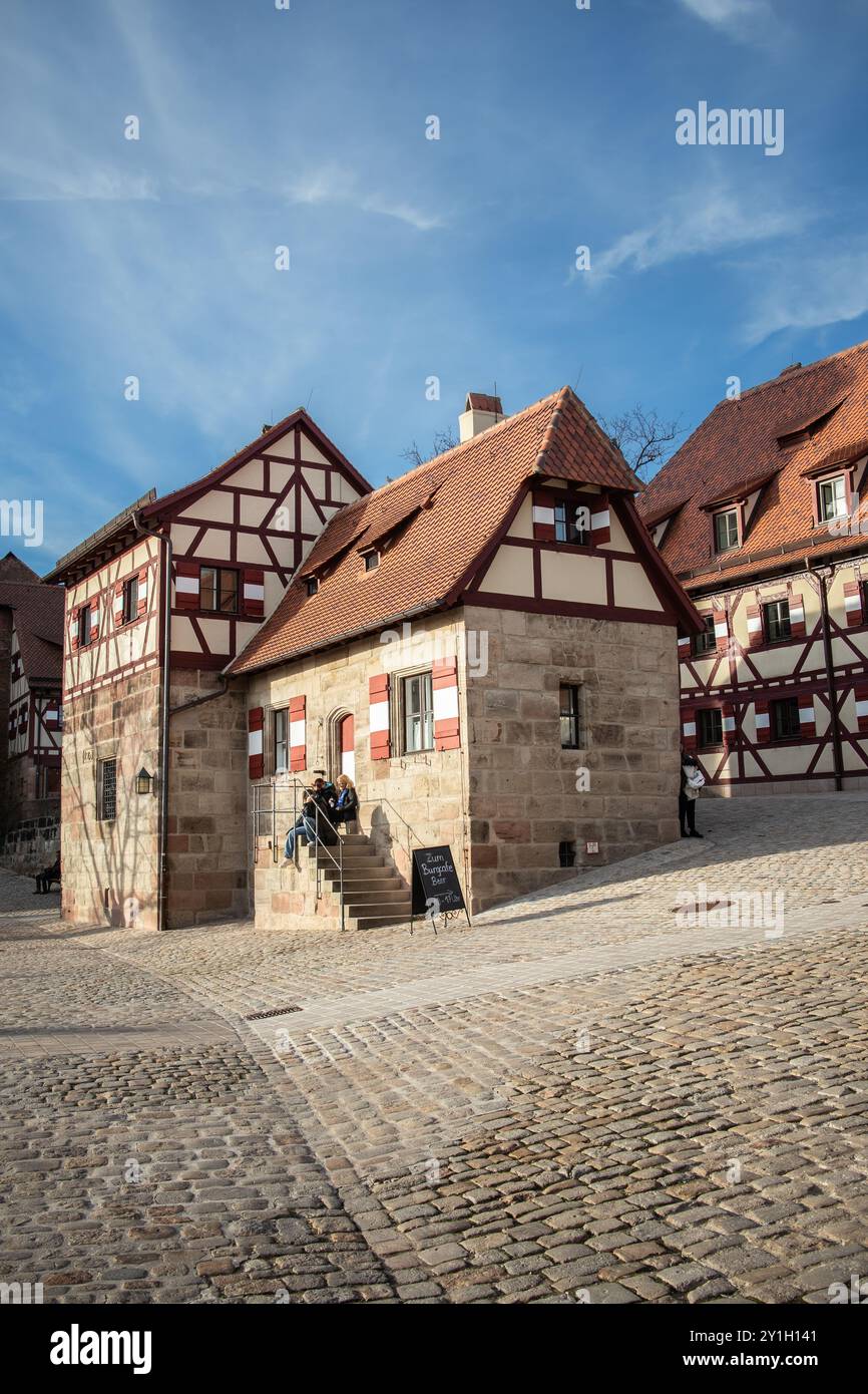 Nürnberg, Deutschland - 11. November 2022: Vertikaler Blick auf historische Gebäude in der deutschen Stadt. Wunderschöne Architektur während des Sonnentages in Bayern. Stockfoto