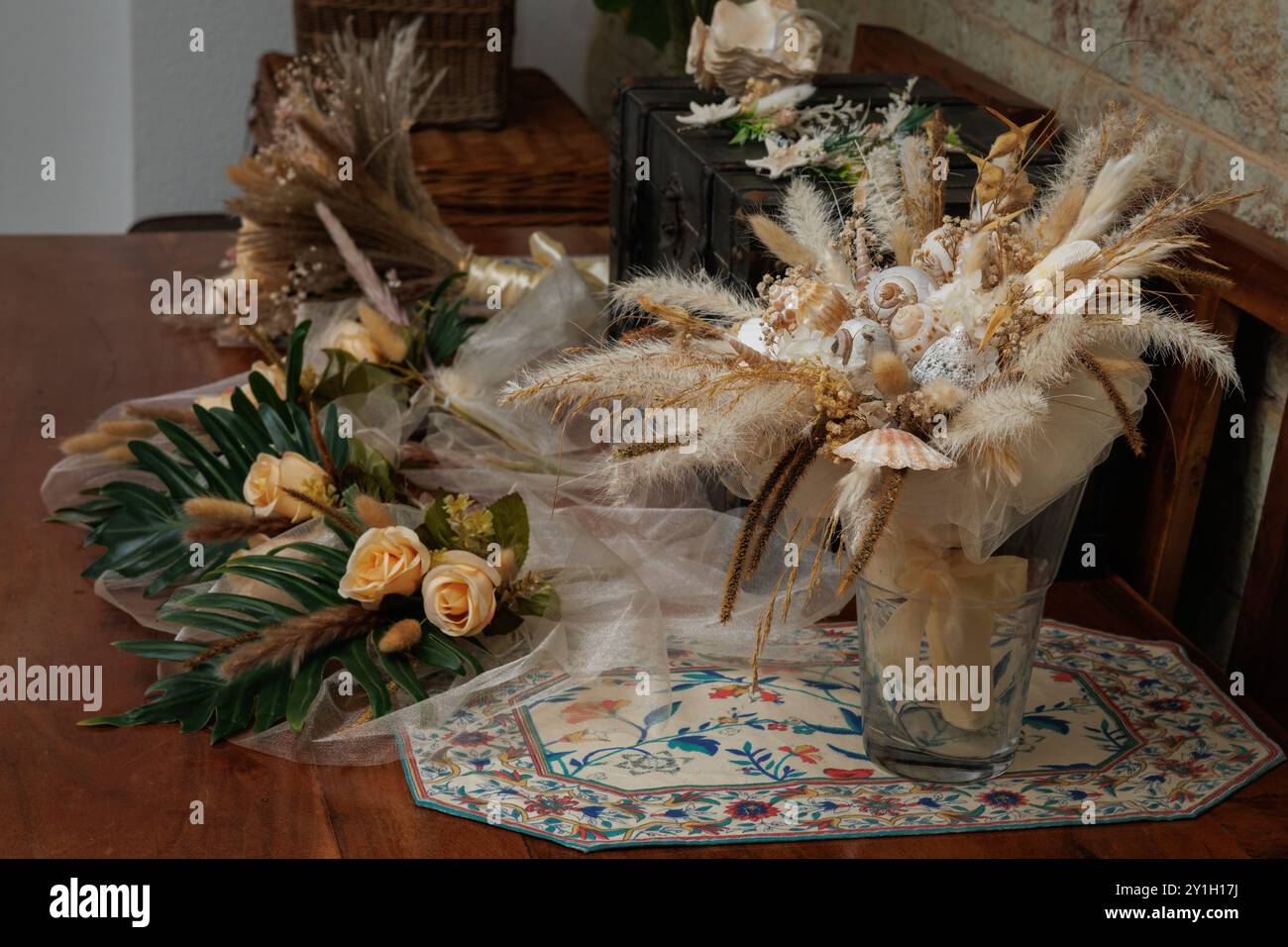 Blumenstrauß aus Stoff und Brautdekorationen Stockfoto